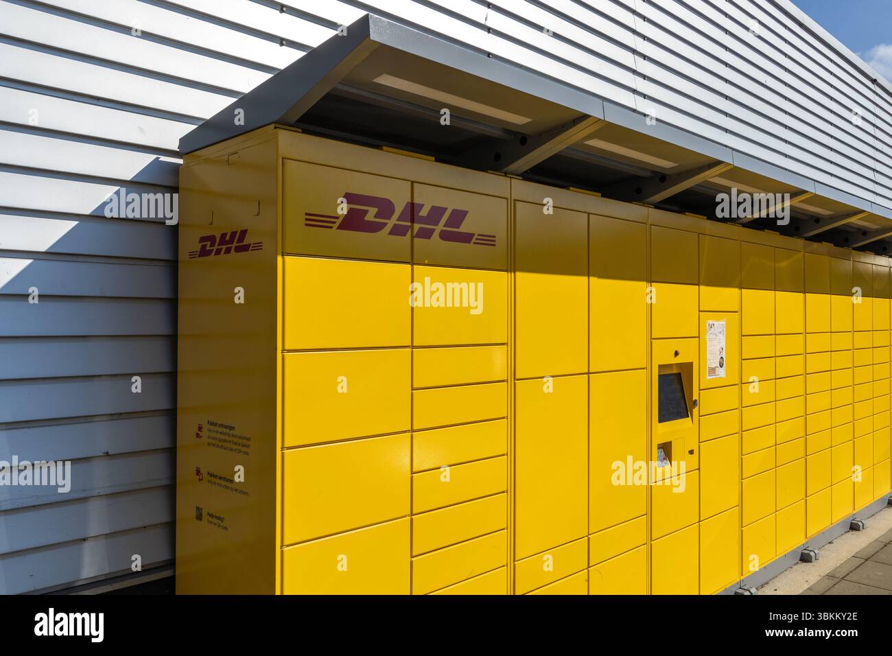 DHL-Paketmaschine und Paketstation mit DHL-Logo. Utrecht, Niederlande. 9. April 2025. Stockfoto