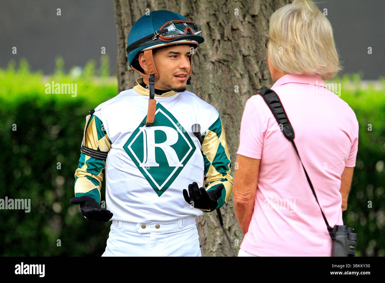 Toronto, Kanada. Juni 2025. Jockey Eric Cancel spricht mit einer Verbindung im Walking Ring vor den $100.000 Alywow Stakes, die Greenwood Stakes auf der Woodbine Racetrack in Toronto, Kanada, am 21. Juni 2025 präsentierten. (Foto: Mike Campbell/NurPhoto) Credit: NurPhoto SRL/Alamy Live News Stockfoto