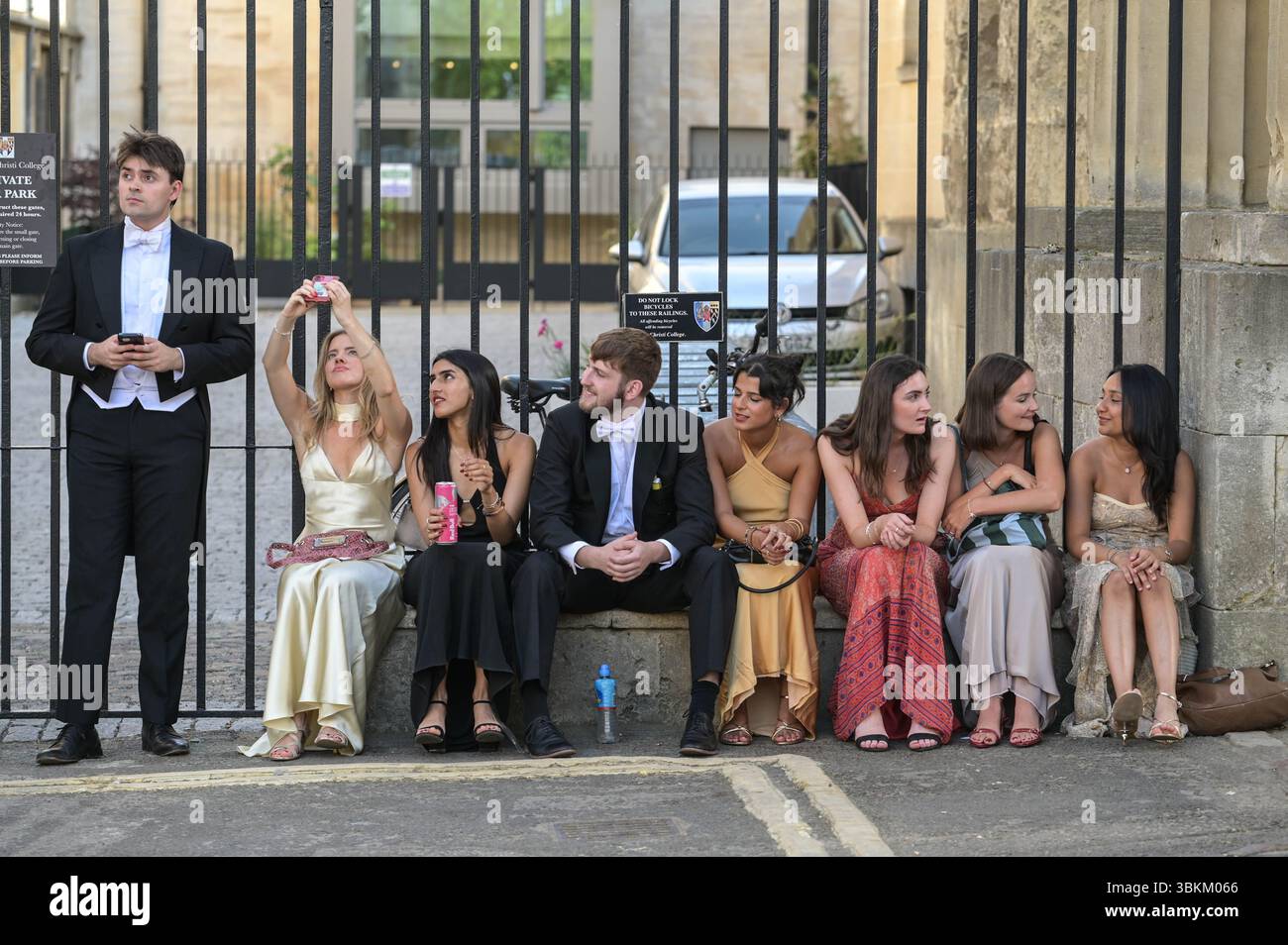 Christ Church College, Oxford 21. Juni 2025. Die Studenten kommen am Samstagabend zum May Commemoration Ball des Christ Church College an und feiern 500 Jahre Bildung seit der Gründung des Cardinal College 1525 durch Thomas Wolsey, das später von König Henry VIII als „Christ Church“ wiedergegründet wurde. Credit: British News and Media/Alamy Live News Stockfoto