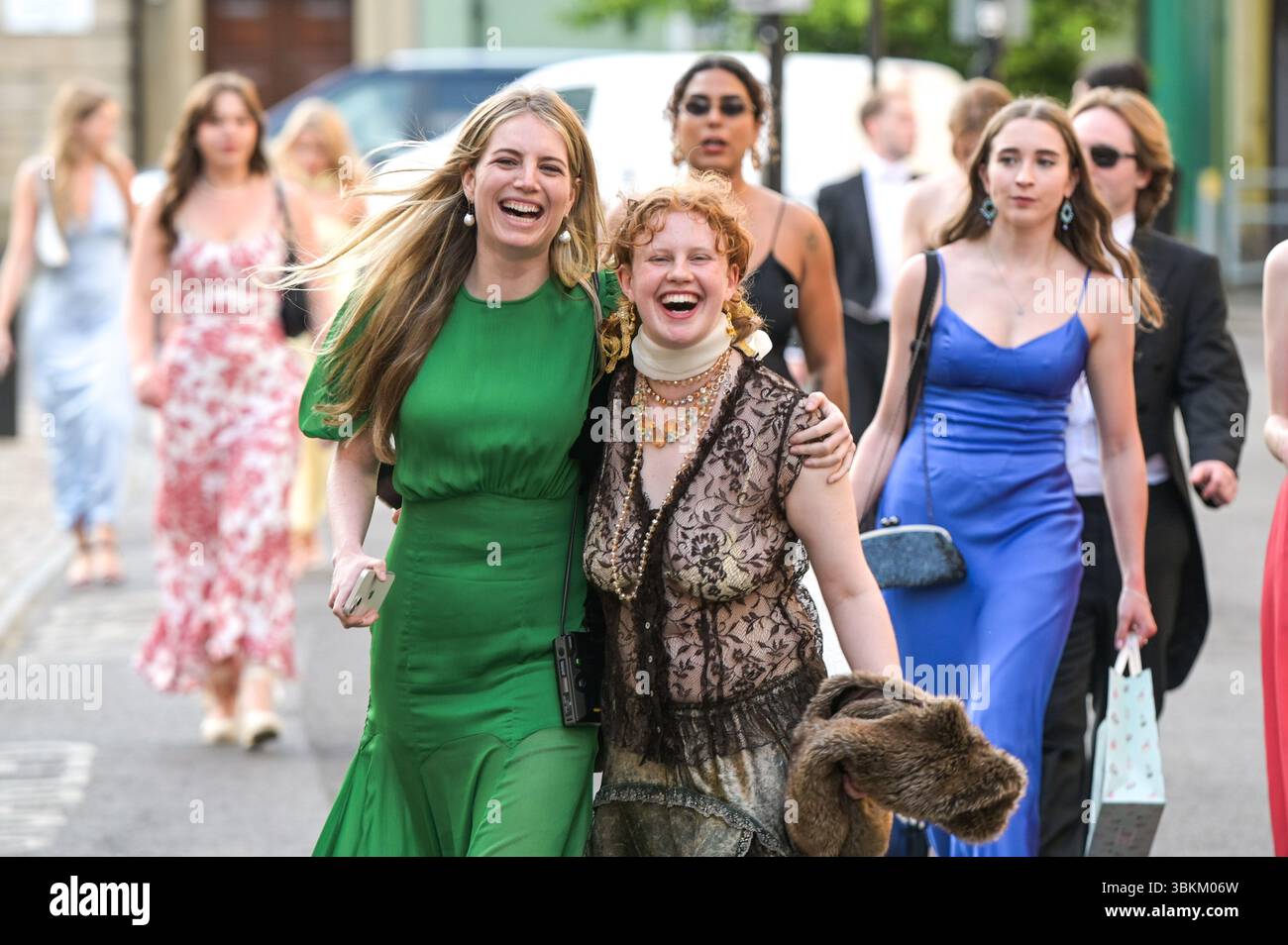 Christ Church College, Oxford 21. Juni 2025. Die Studenten kommen am Samstagabend zum May Commemoration Ball des Christ Church College an und feiern 500 Jahre Bildung seit der Gründung des Cardinal College 1525 durch Thomas Wolsey, das später von König Henry VIII als „Christ Church“ wiedergegründet wurde. Credit: British News and Media/Alamy Live News Stockfoto
