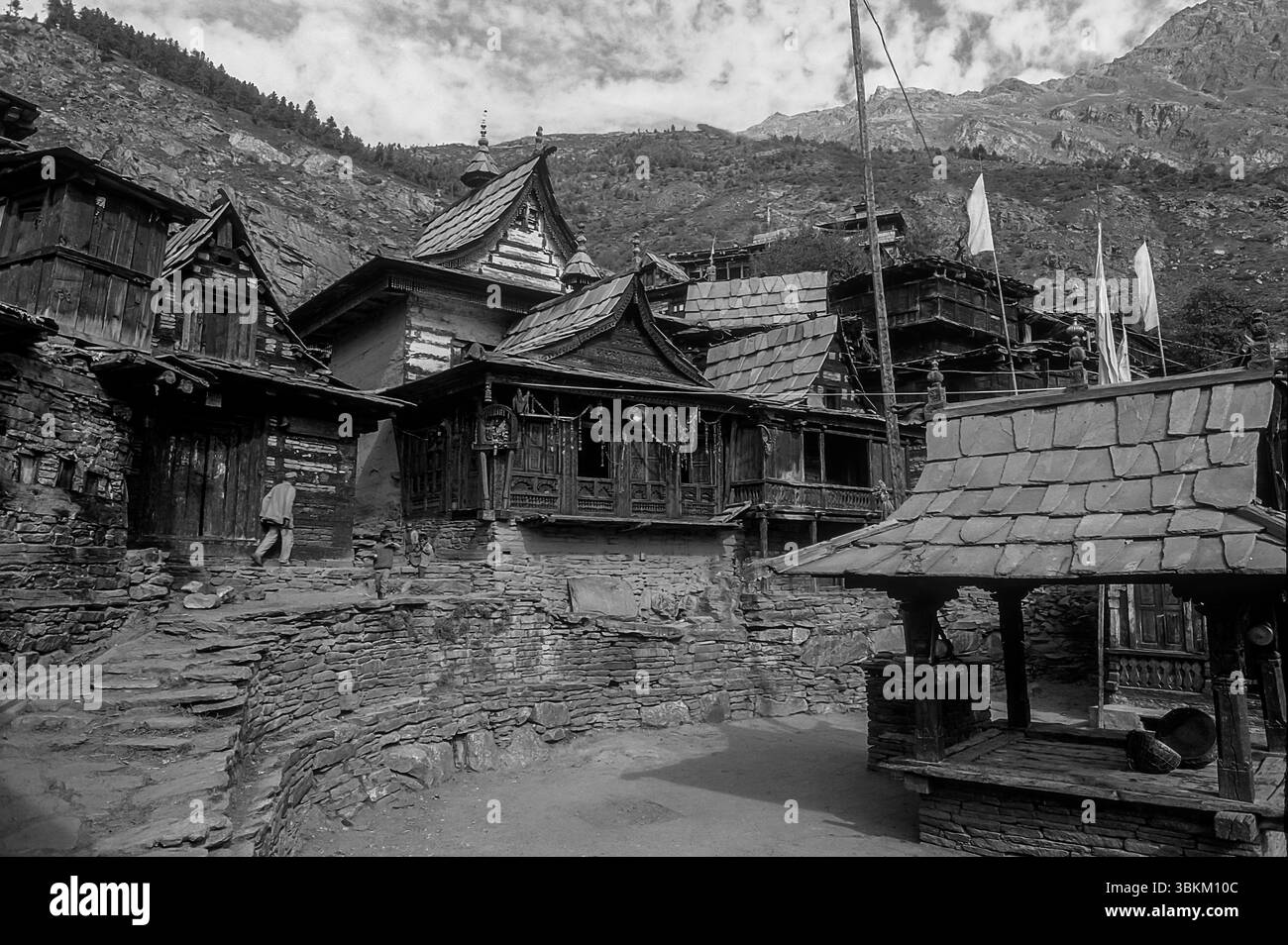 Schwarzweißfoto des traditionellen Himalaya-Dorfes im Kamru Sangla Valley im Bundesstaat Himachal Pradesh Indien Stockfoto