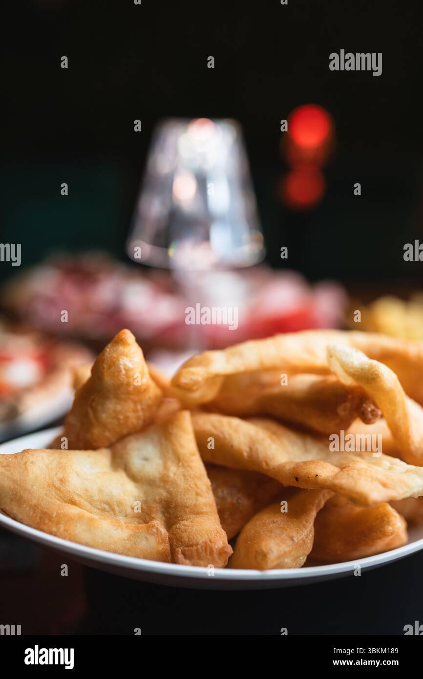 Frittierte Vorspeise mit goldener Farbe im Restaurant Stockfoto