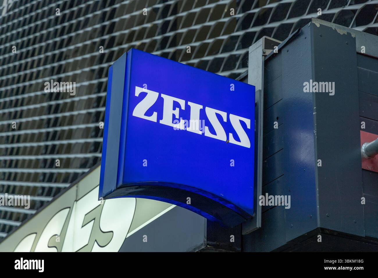 Ein blaues Zeiss-Logo mit weißer Schrift ist an einem modernen Gebäude angebracht. Berlin, Deutschland. 29. März 2025. Stockfoto