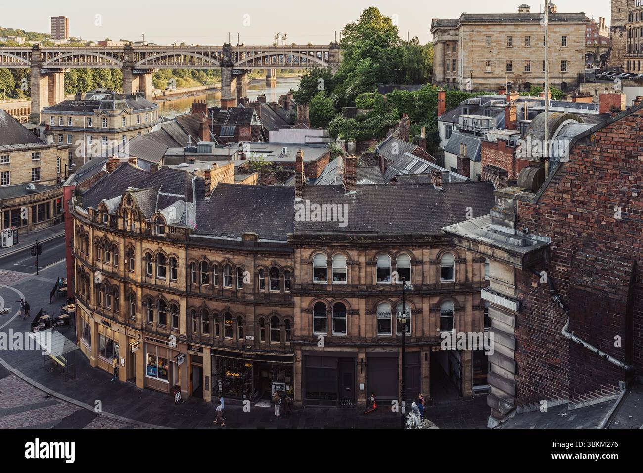 Newcastle upon Tyne, Tyne and Wear, England, Großbritannien - 13. Juni 2023: Blick von der Tyne Bridge auf die High Level Bridge Stockfoto