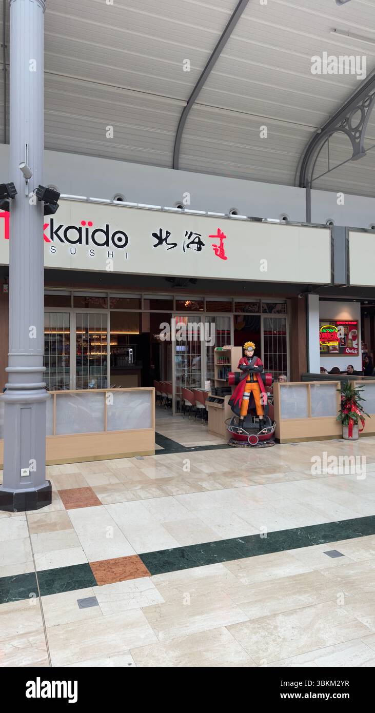 Innenaufnahme des Hokkaido Sushi Restaurants mit einer Naruto-Statue. Fliesenboden und moderne Decke. Stockfoto