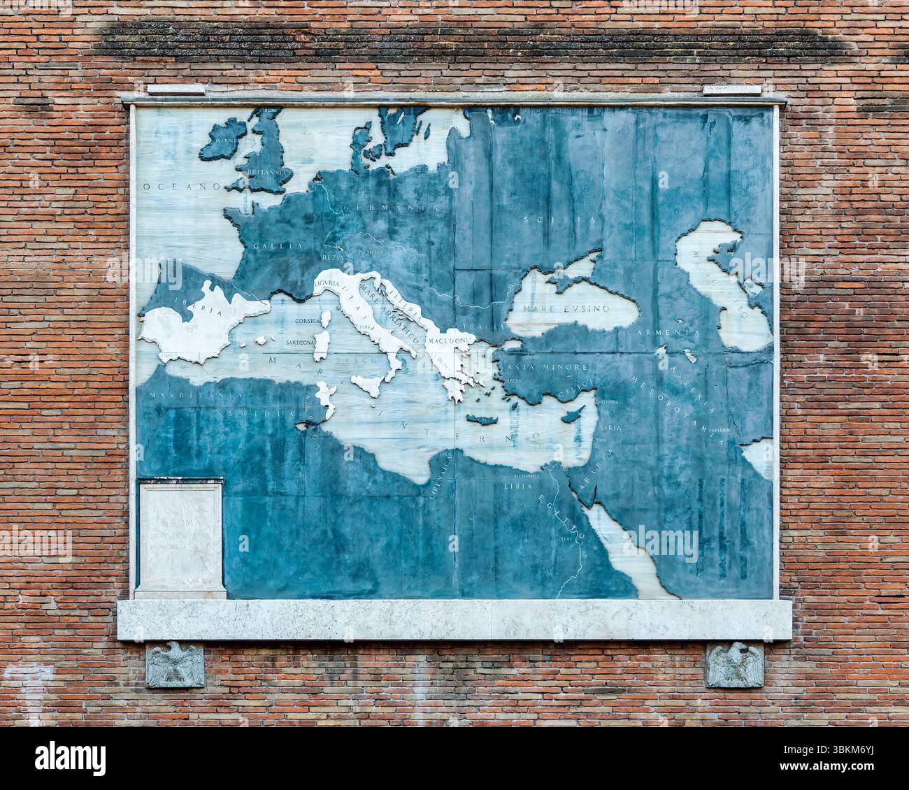 Marmorrelief, das die territoriale Expansion des Römischen Reiches zeigt, befindet sich an der Via dei Fori Imperiali in Rom, Italien. Stockfoto