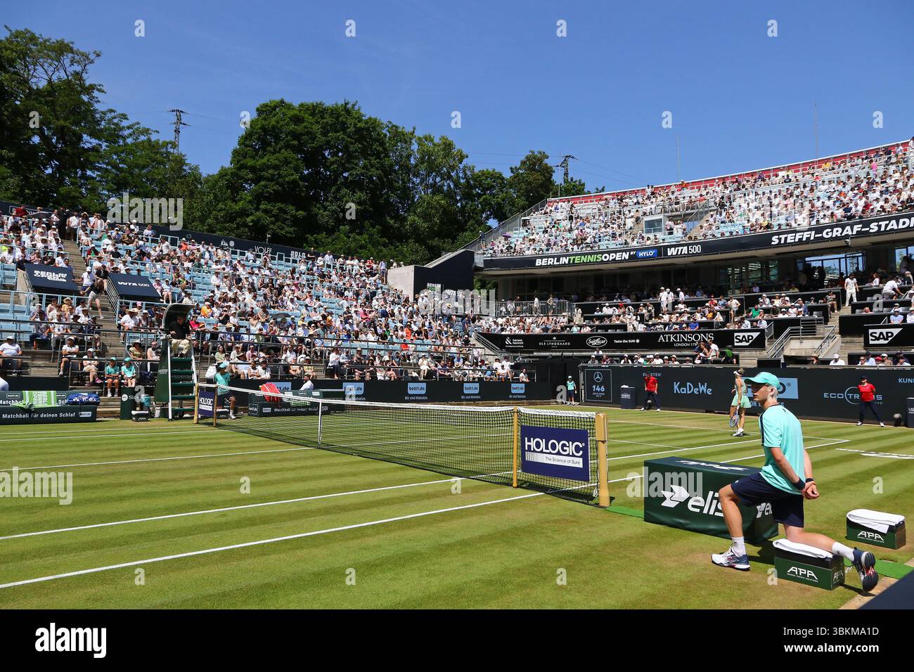 Berlin, Deutschland. Juni 2025. Panoramablick auf das Steffi Graf stadion des Rot Weiss Tennis Club in Berlin während der WTA 500 Berlin Tennis Open by HYLO Spiel Aryna SABALENKA gegen Marketa VONDROUSOVA (CZE). Quelle: Oleksandr Prykhodko/UNIAN/Alamy Live News Stockfoto