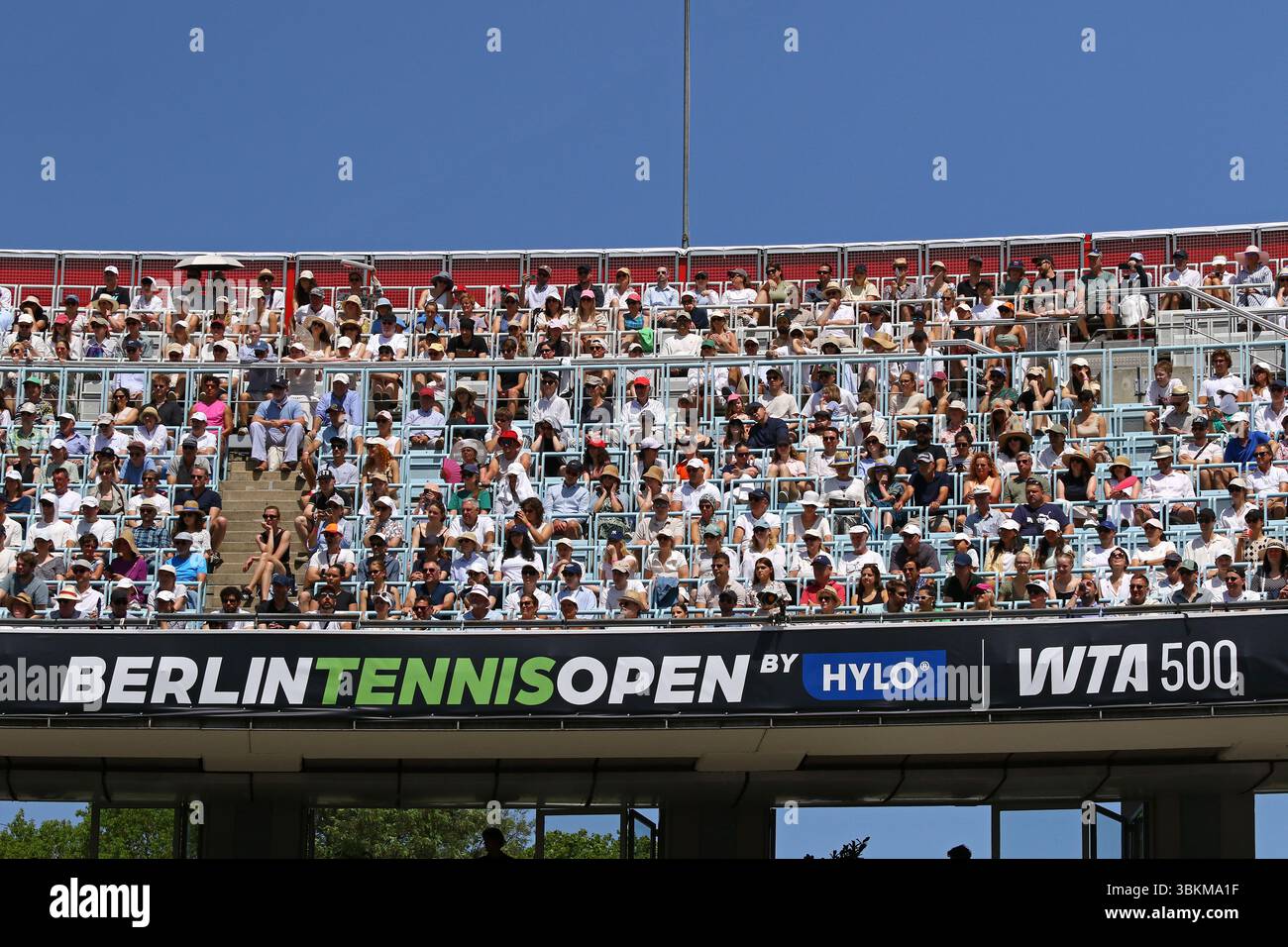 Berlin, Deutschland. Juni 2025. Tribunes des Steffi Graf stadions des Rot Weiss Tennis Club in Berlin während der WTA 500 Berlin Tennis Open by HYLO Spiel Aryna SABALENKA gegen Marketa VONDROUSOVA (CZE). Quelle: Oleksandr Prykhodko/UNIAN/Alamy Live News Stockfoto