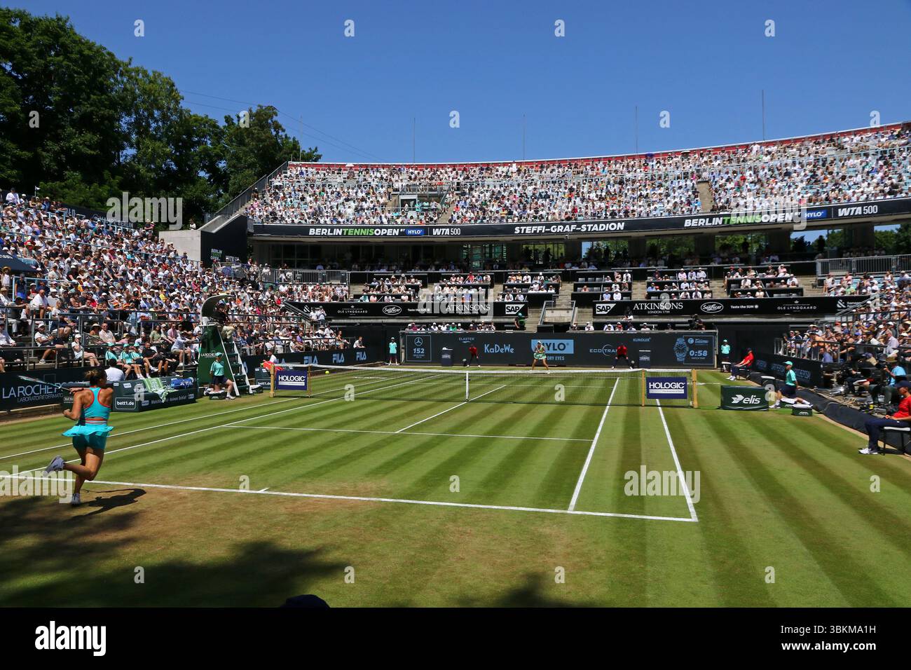 Berlin, Deutschland. Juni 2025. Panoramablick auf den Steffi Graf Court des Rot Weiss Tennis Club in Berlin während der WTA 500 Berlin Tennis Open by HYLO Spiel Aryna SABALENKA gegen Marketa VONDROUSOVA (CZE). Quelle: Oleksandr Prykhodko/UNIAN/Alamy Live News Stockfoto
