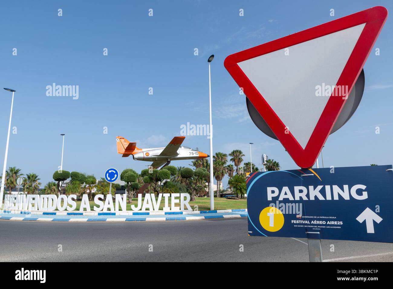 Willkommensschild in San Javier, Murcia, Spanien, mit einem Flugzeug der CASA C-101 Aviojet von Patrulla Aguila Display Team, das lokal ansässig ist. Parkplatz für Airshow Stockfoto