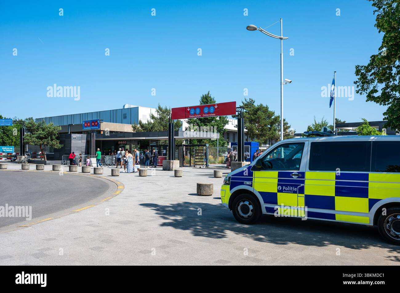 Eingang der Sport- und Erholungsdomäne de Nekker mit Ticketkontrolle, Mechelen, Provinz Antwerpen, Belgien 21. Juni 2025 Stockfoto