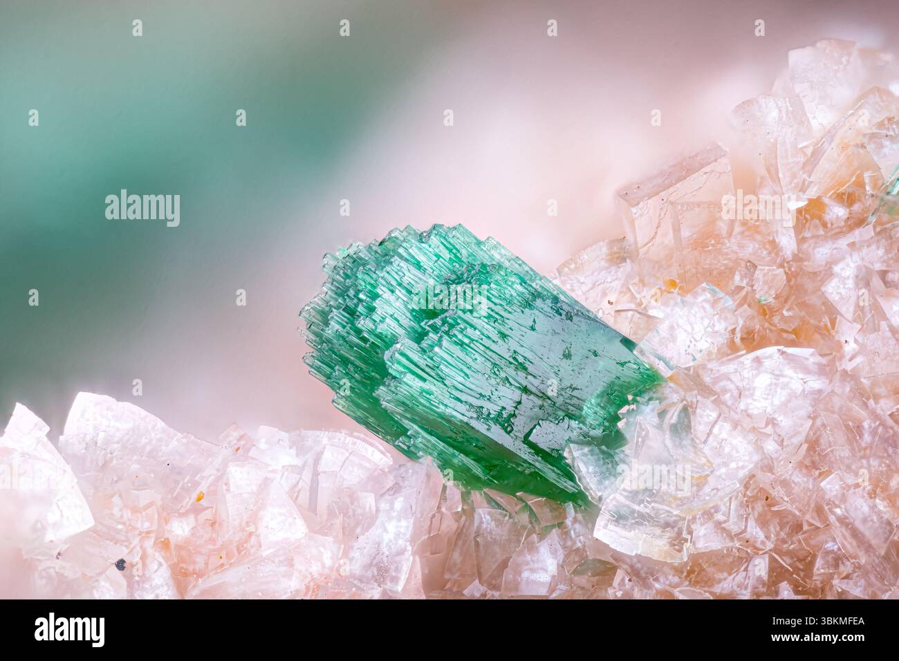 Grüner Malachit auf klarem Calcit. Exemplar aus der Tsumeb-Mine, Namibia. Mikrofotografie extreme Nahaufnahme. Mikroskopische Mineralkristallisfotografie Stockfoto