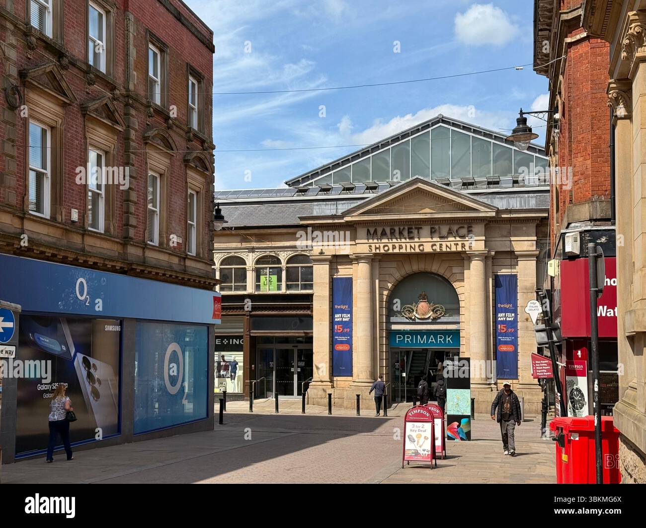 Eintritt zum Market Place überdachten Einkaufszentrum (das alte überdachte Marktgebäude) im Stadtzentrum von Bolton - Smartphone-aufgenommenes Stockfoto