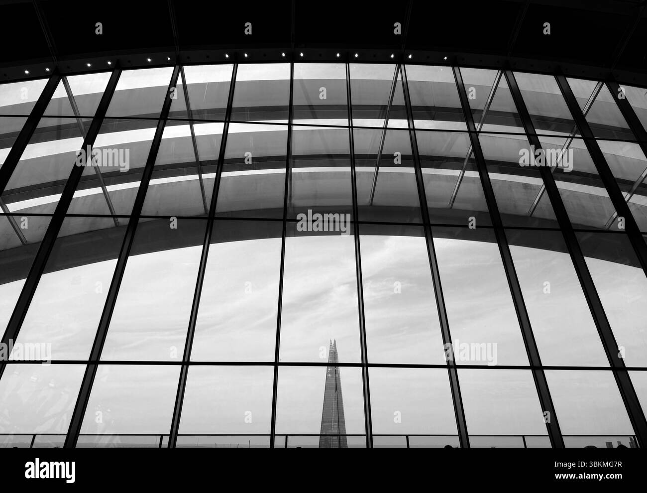 The Shard from the Sky Garden auf der Spitze des Walkie Talkie Gebäudes in der City of London. - Smartphone-aufgenommenes Stockfoto