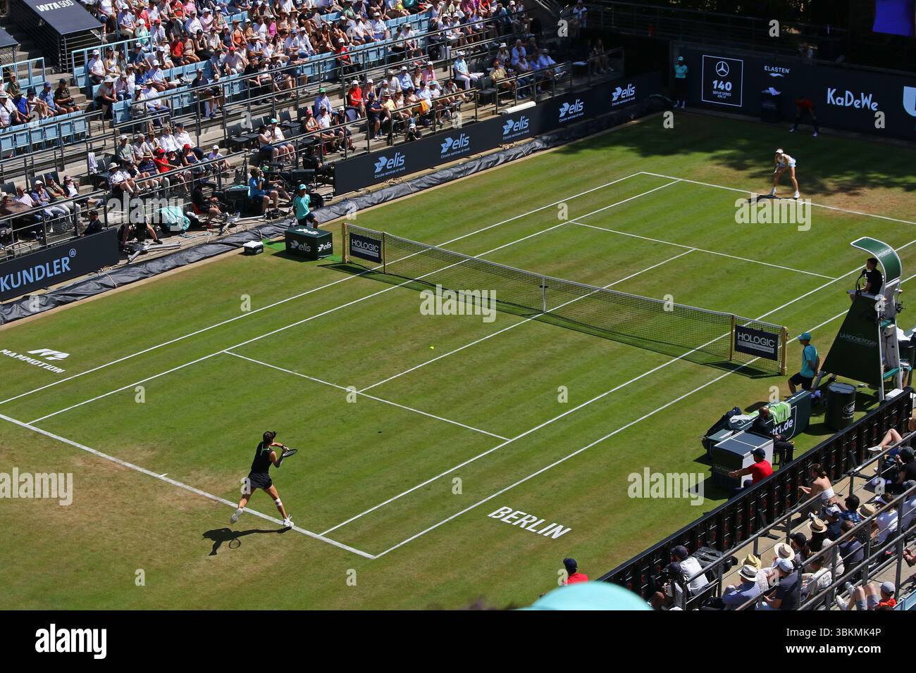 Berlin, Deutschland. Juni 2025. Allgemeine Ansicht des Steffi Graf stadionplatzes des Rot Weiss Tennis Club in Berlin während der WTA 500 Berlin Tennis Open by HYLO Spiel Liudmila SAMSONOVA gegen Xinyu WANG (CHN). Quelle: Oleksandr Prykhodko/UNIAN/Alamy Live News Stockfoto