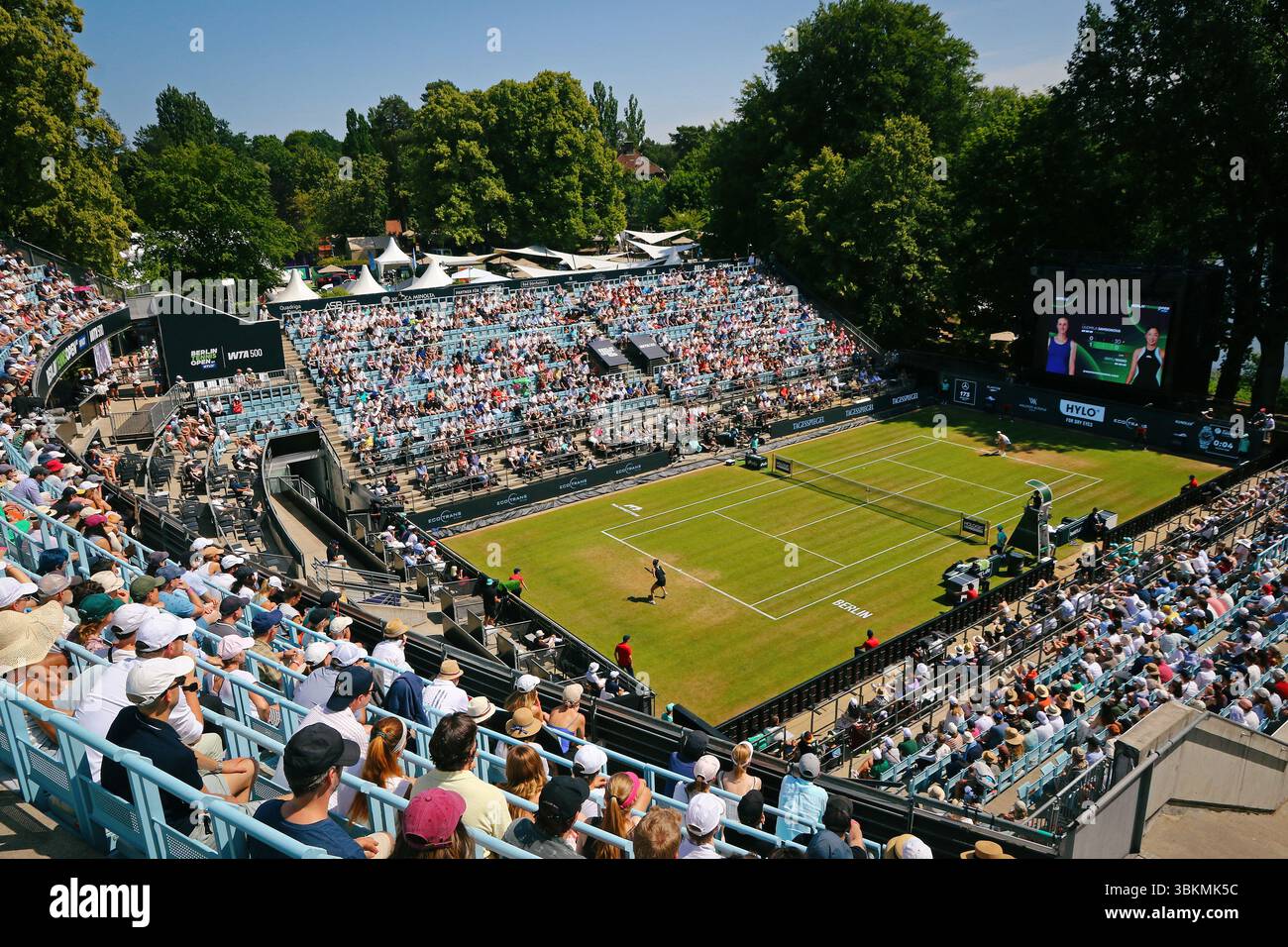Berlin, Deutschland. Juni 2025. Panoramablick auf das Steffi Graf stadion des Rot Weiss Tennis Club in Berlin während der WTA 500 Berlin Tennis Open by HYLO Spiel Liudmila SAMSONOVA gegen Xinyu WANG (CHN). Quelle: Oleksandr Prykhodko/UNIAN/Alamy Live News Stockfoto