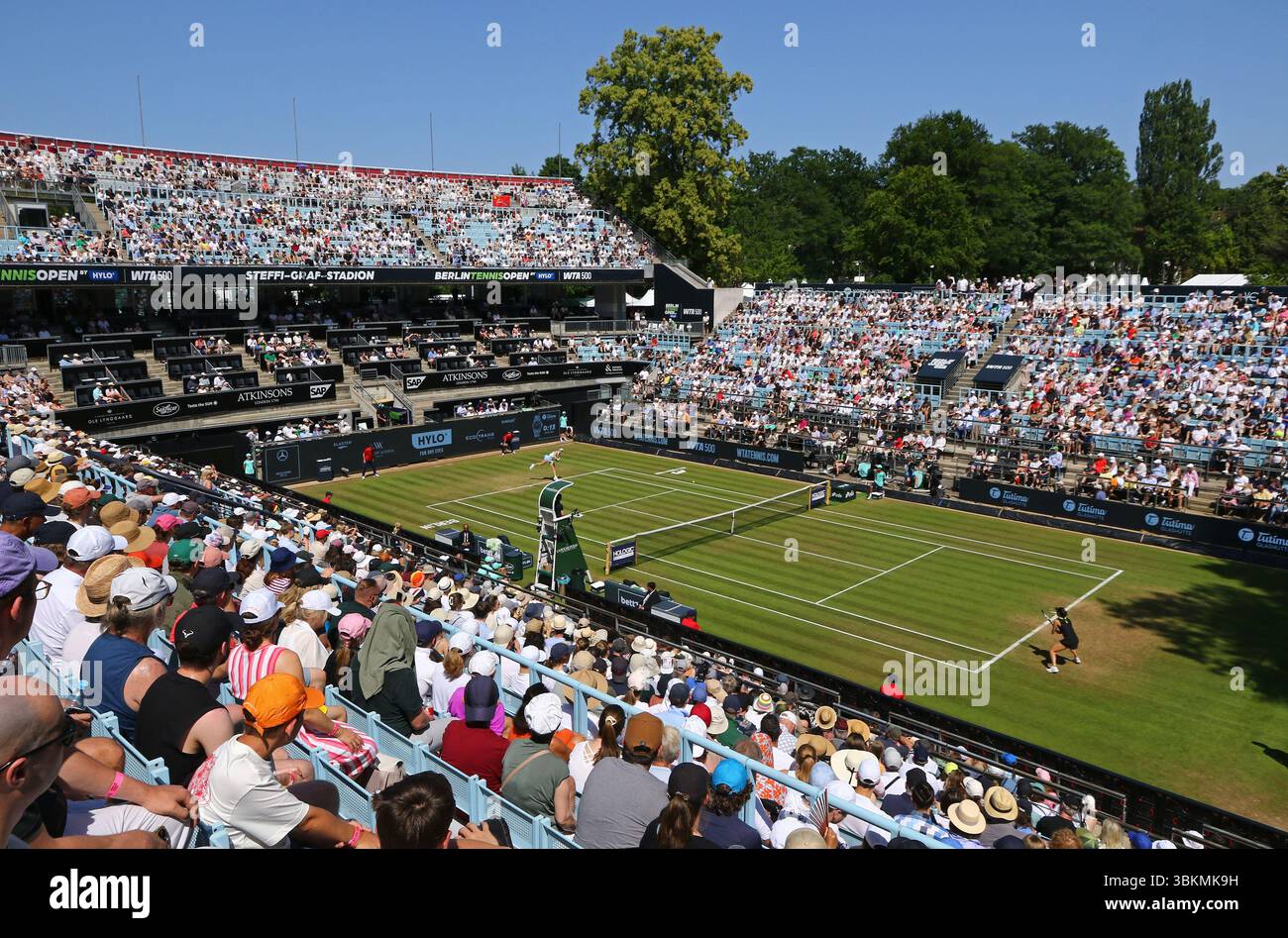 Berlin, Deutschland. Juni 2025. Panoramablick auf das Steffi Graf stadion des Rot Weiss Tennis Club in Berlin während der WTA 500 Berlin Tennis Open by HYLO Spiel Liudmila SAMSONOVA gegen Xinyu WANG (CHN). Quelle: Oleksandr Prykhodko/UNIAN/Alamy Live News Stockfoto