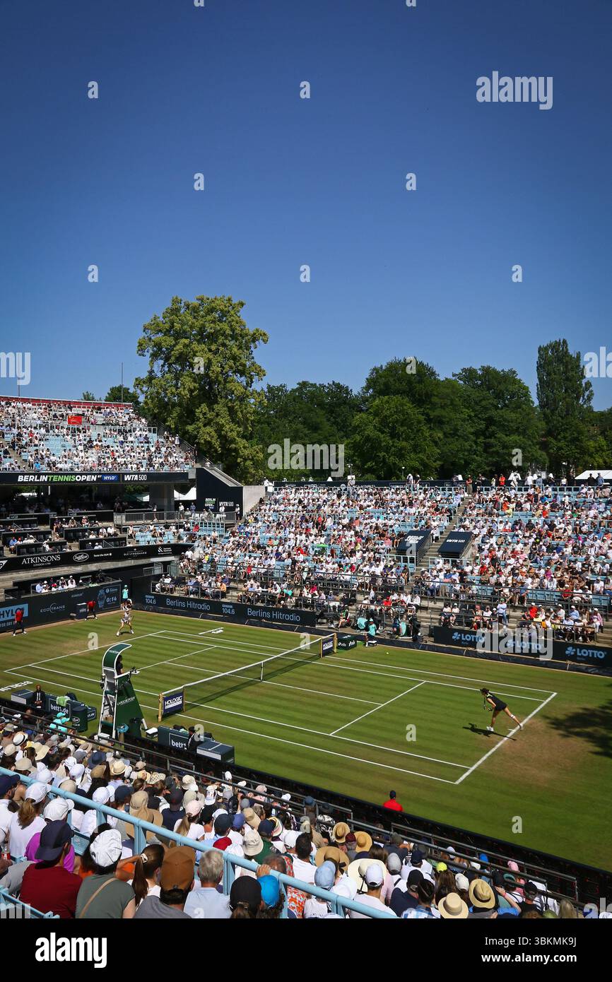 Berlin, Deutschland. Juni 2025. Panoramablick auf das Steffi Graf stadion des Rot Weiss Tennis Club in Berlin während der WTA 500 Berlin Tennis Open by HYLO Spiel Liudmila SAMSONOVA gegen Xinyu WANG (CHN). Quelle: Oleksandr Prykhodko/UNIAN/Alamy Live News Stockfoto