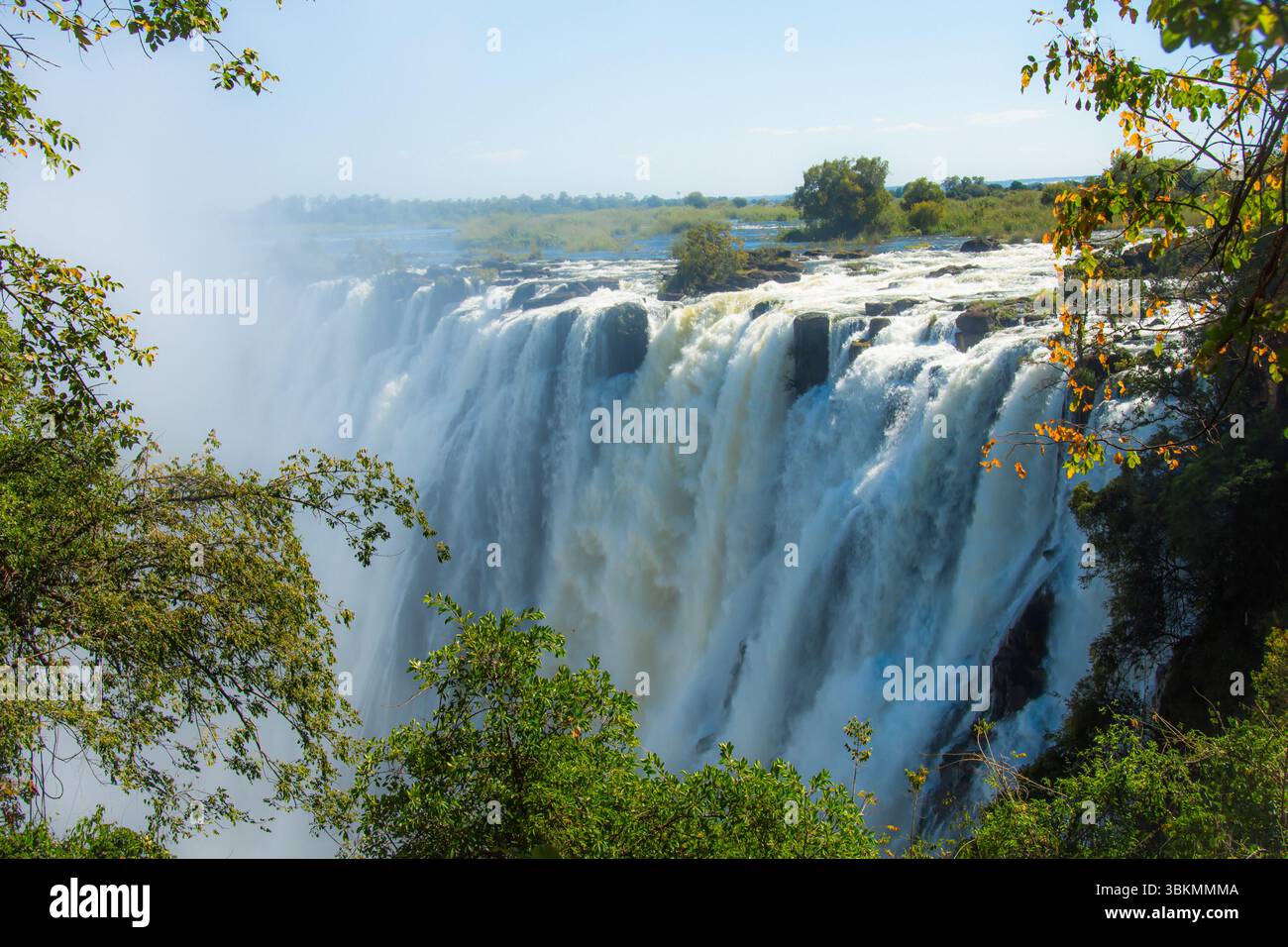 Victoria Falls in Afrika gilt als eines der sieben Naturwunder der Welt Stockfoto