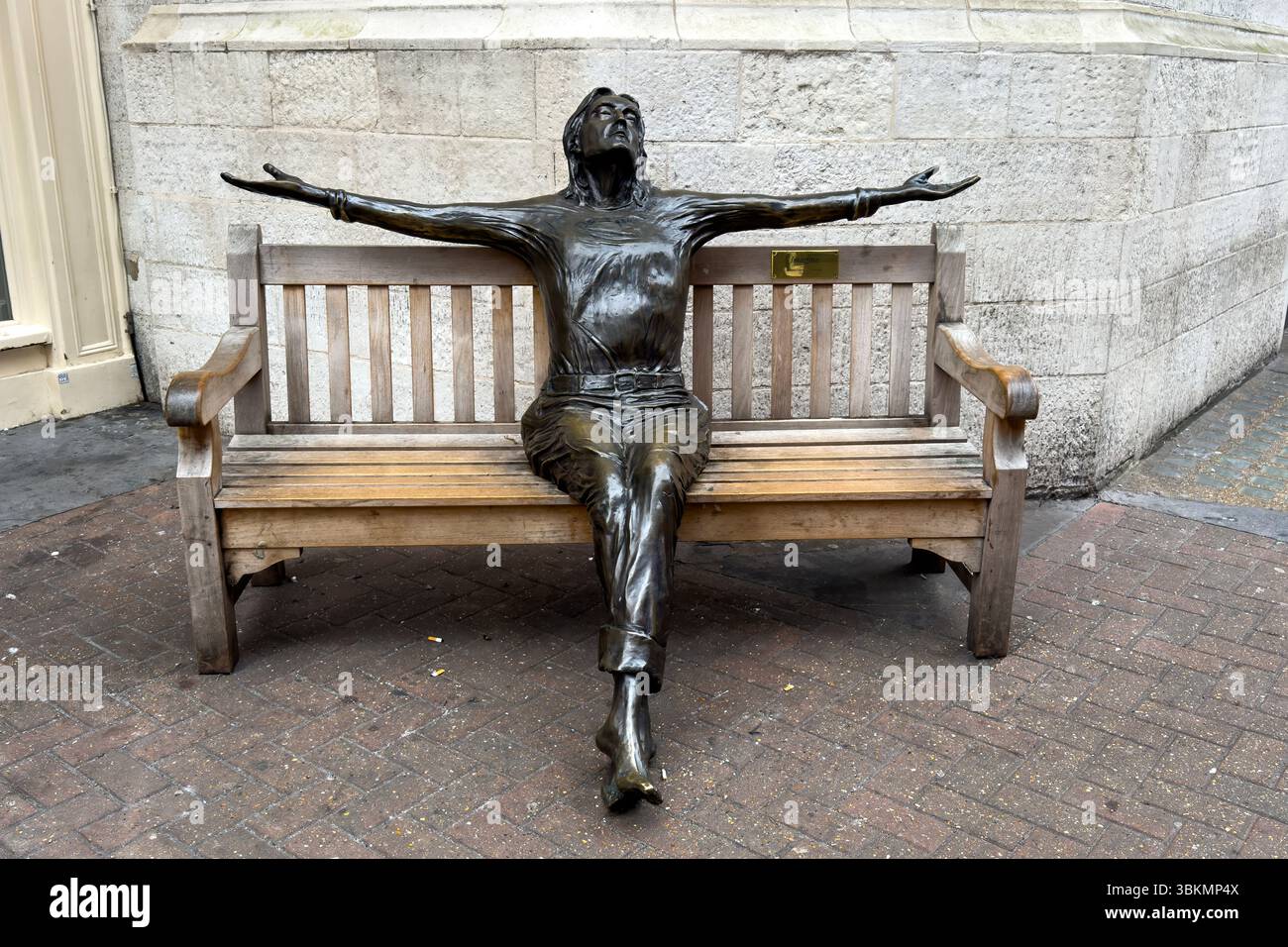 London, UK - 21. März 2025: Die Imagine Statue von John Lennon von Lawrence Holofcener in der Carnaby Street, Soho. Lebensgroße Bronze der berühmten Beatles Stockfoto