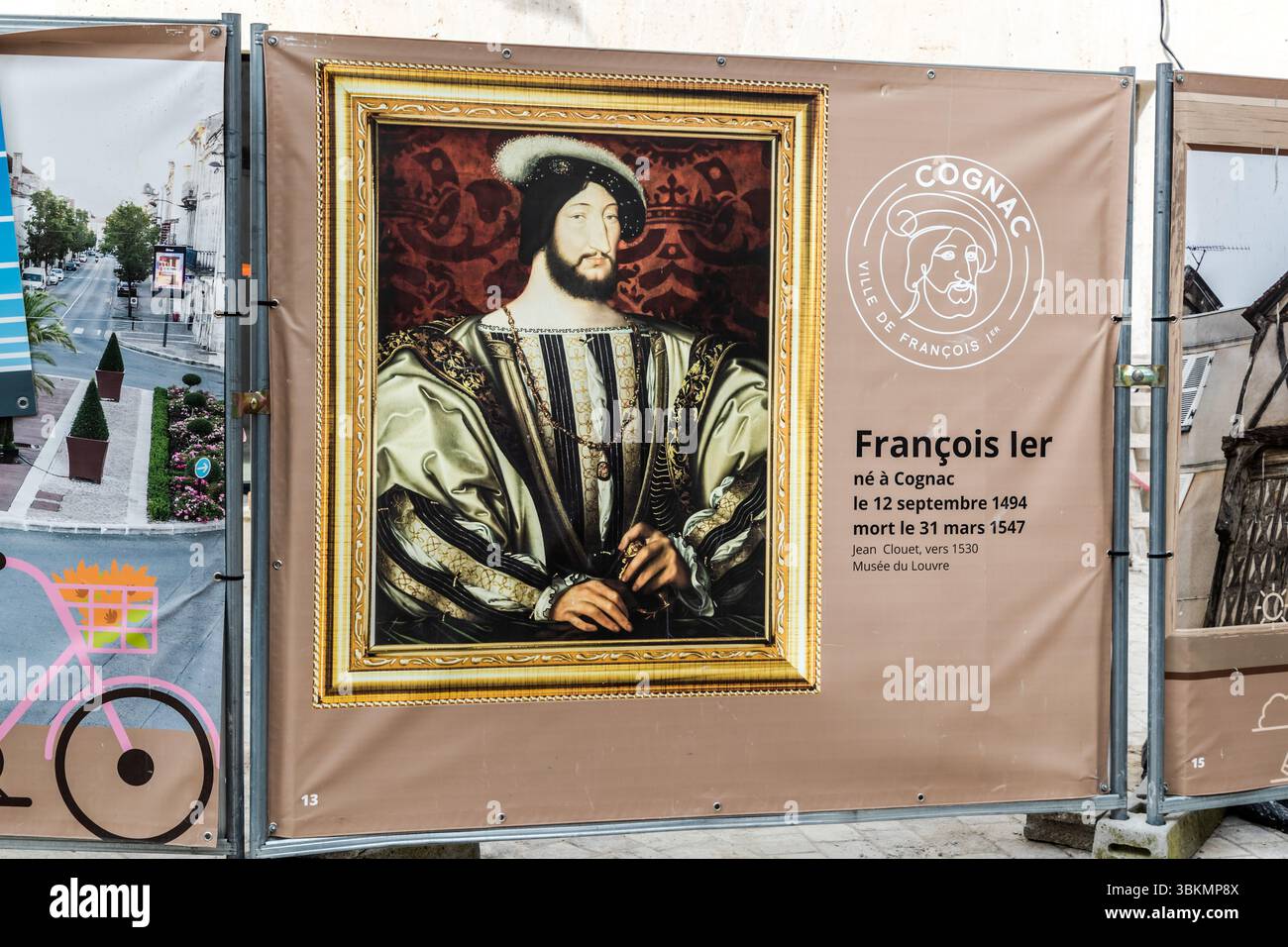 Bauzaun mit Poster, der den berühmtesten Sohn der Stadt Cognac zeigt: König Francois 1er, geboren 1494 in Cognac. Er galt als Beau und war für seine Zeit ein sehr großer Mann. Banner auf einem Gebäudezaun mit einem Porträt von Francois I. Francois I. wurde in Cognac geboren und war König von Frankreich. Das Banner dient wahrscheinlich der Geschichte der Stadt und ihrer Verbindung zu dieser historischen Figur. Rue Emile Albert, Cognac, Nouvelle-Aquitaine, Frankreich Stockfoto