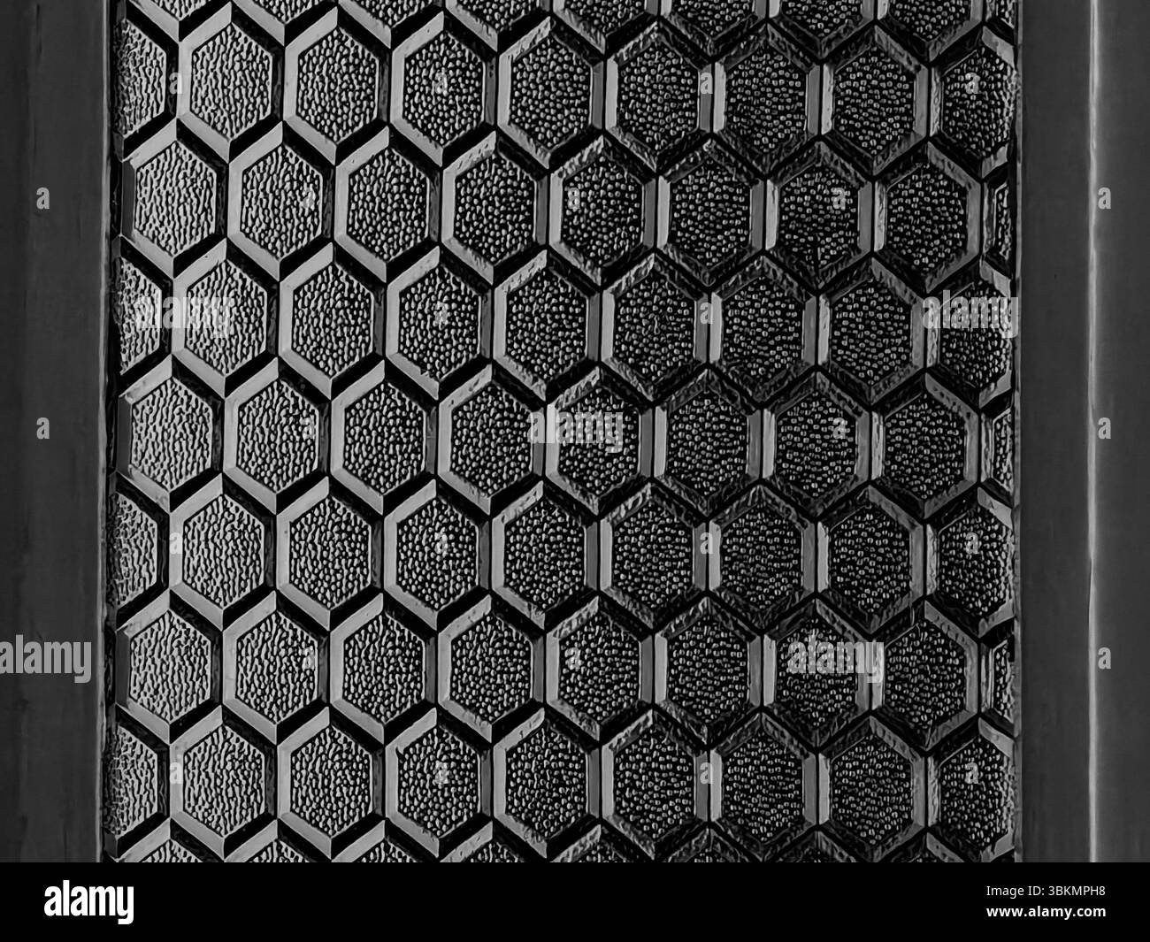 Abstrakter Hive-Rahmen mit Gitterglasstruktur – Nahaufnahme der Tür. Einfarbige Farbtöne. Stockfoto