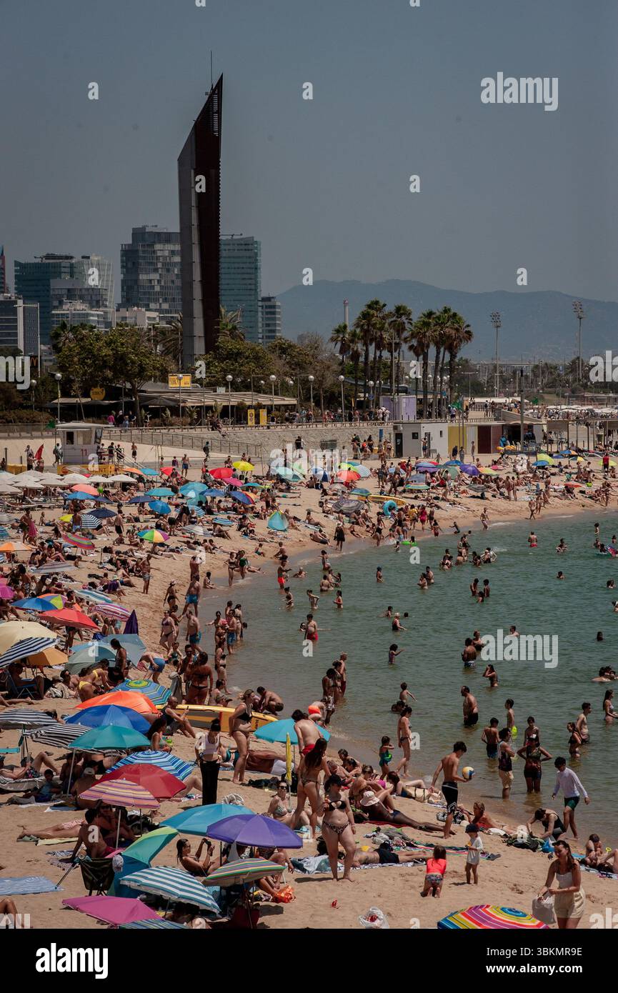 Barcelona, Spanien. Juni 2025. Barcelona, Spanien: Am Strand von Nova Icaria in Barcelona gibt es viele Menschen, die sich inmitten einer Hitzewelle auf der Iberischen Halbinsel erfrischen. Abbildung: Jordi Boixareu/Alsmy Life News Credit: Jordi Boixareu/Alamy Live News Stockfoto