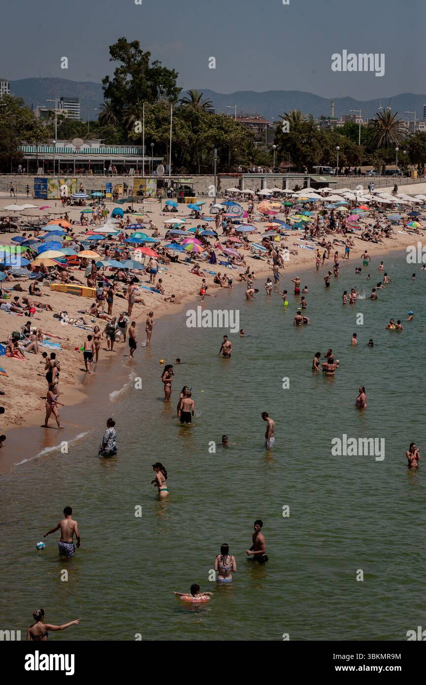 Barcelona, Spanien. Juni 2025. Barcelona, Spanien: Am Strand von Nova Icaria in Barcelona gibt es viele Menschen, die sich inmitten einer Hitzewelle auf der Iberischen Halbinsel erfrischen. Abbildung: Jordi Boixareu/Alsmy Life News Credit: Jordi Boixareu/Alamy Live News Stockfoto