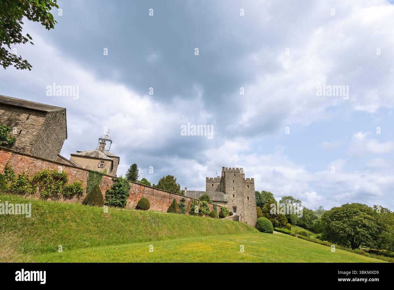 Historisches Sizergh Castle und Garten in Helsington in der englischen Grafschaft Cumbria. Stockfoto