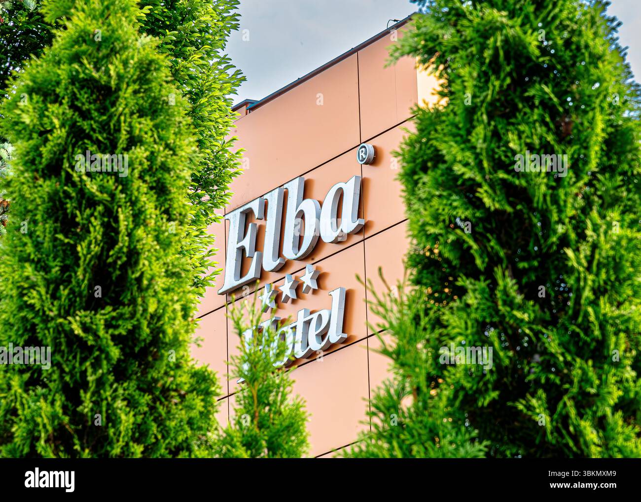 Modernes 3-Sterne-Hotel Elba in Ostroleka mit komfortablen Zimmern, Trio-Restaurant, bewachtem Parkplatz und Konferenzeinrichtungen für Geschäfts- und Urlaubsreisende. Stockfoto