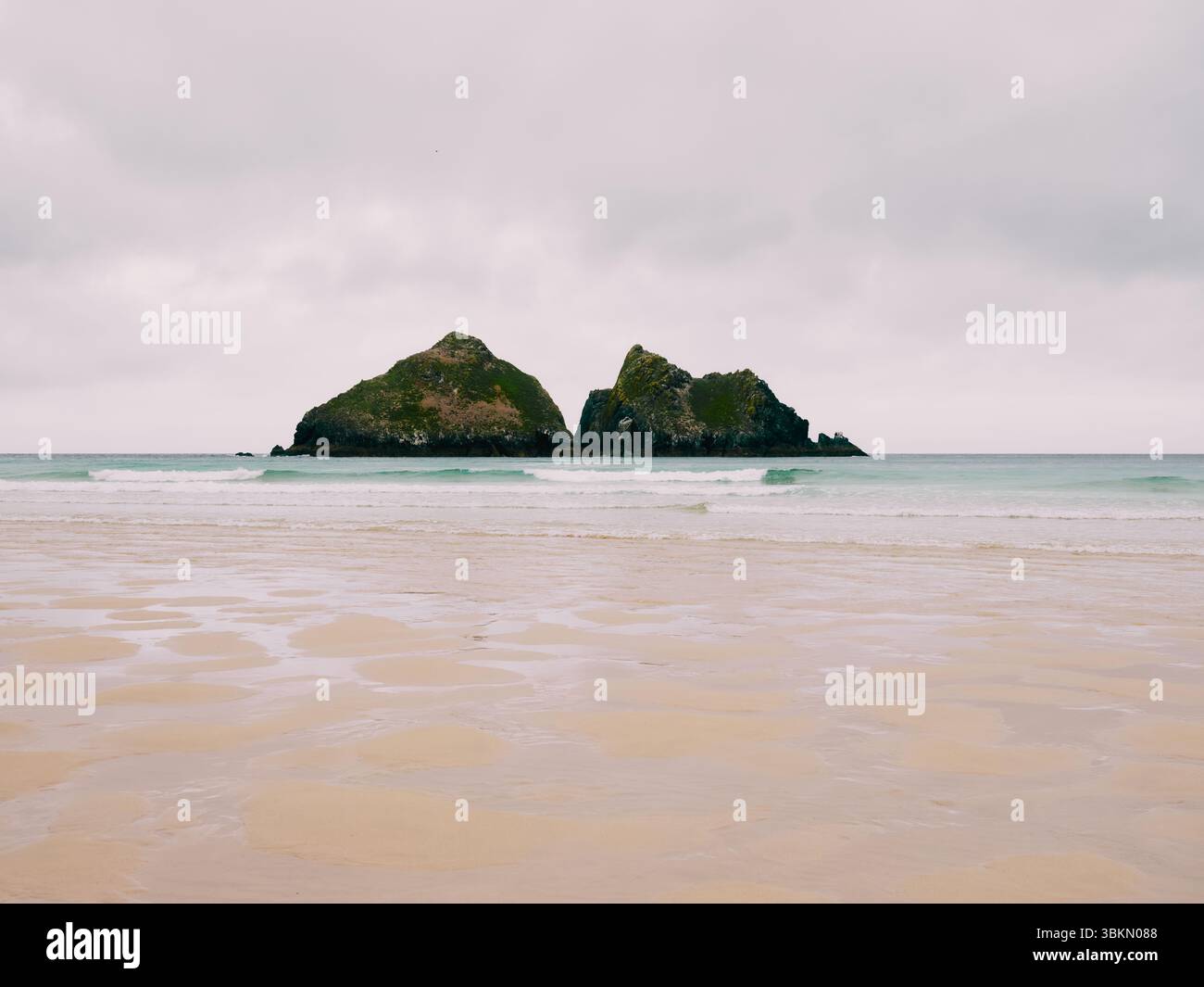 Twin Rocks of Gull Rocks oder Carter’s Rocks am Holywell Beach, North Cornwall England, Großbritannien Stockfoto