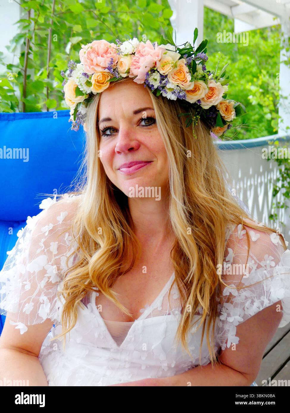 Person mit kranz auf dem kopf -Fotos und -Bildmaterial in hoher Auflösung – Alamy