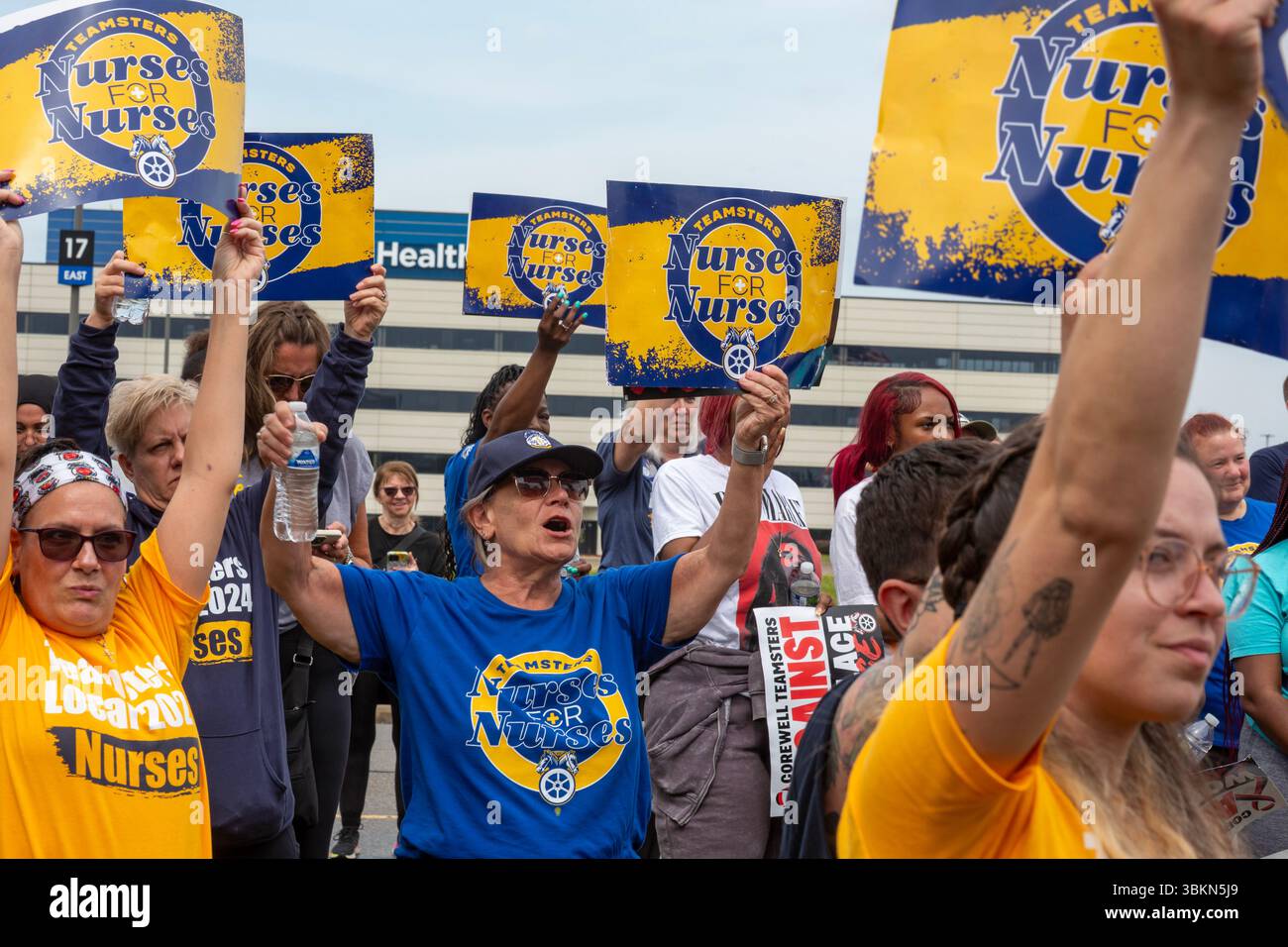 Southfield, Michigan, USA. Juni 2025. Krankenschwestern sammeln sich außerhalb von Corewell Health während ihres Kampfes um einen gewerkschaftsvertrag. Corewell ist das größte Gesundheitssystem in Michigan. Die 10.000 Krankenschwestern stimmten Ende 2024 zu den Teamsters und kämpfen um ihren ersten Vertrag. Quelle: Jim West/Alamy Live News Stockfoto