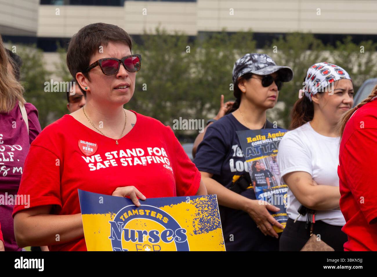 Southfield, Michigan, USA. Juni 2025. Krankenschwestern sammeln sich außerhalb von Corewell Health während ihres Kampfes um einen gewerkschaftsvertrag. Corewell ist das größte Gesundheitssystem in Michigan. Die 10.000 Krankenschwestern stimmten Ende 2024 zu den Teamsters und kämpfen um ihren ersten Vertrag. Quelle: Jim West/Alamy Live News Stockfoto