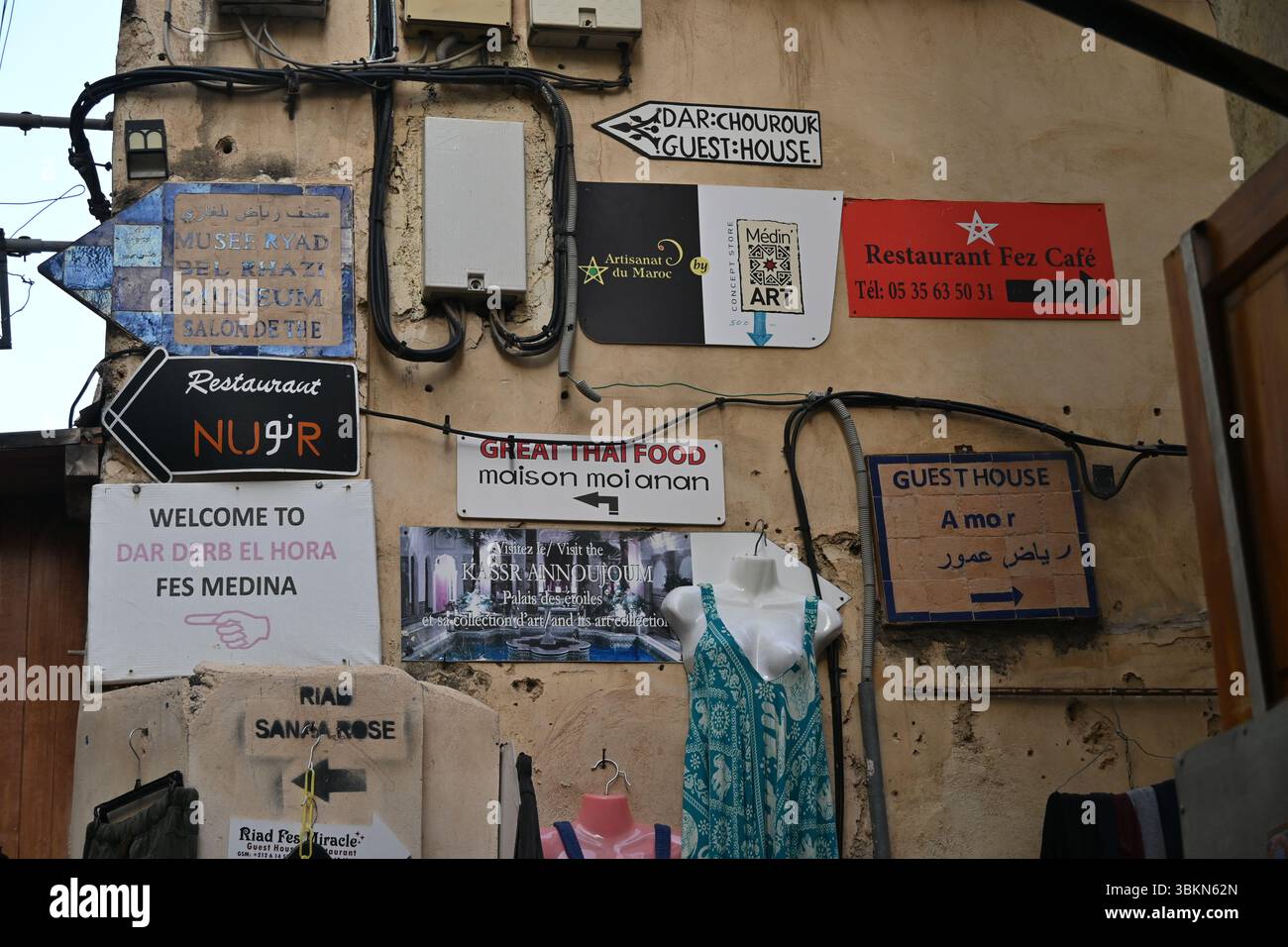 Ladenschilder hängen an einer Wand in Fes El Bali, der alten ummauerten Medina Stockfoto