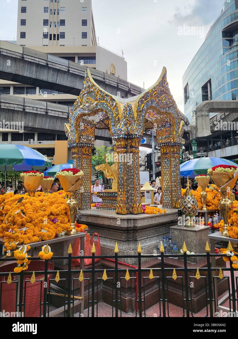 Erawan Shrine, neben dem Grand Hyatt Erawan Hotel in Bangkok, Thailand. Es wurde 1956 gebaut, um schlechte Geister auf Touristen in der Stadt abzuwehren. Stockfoto
