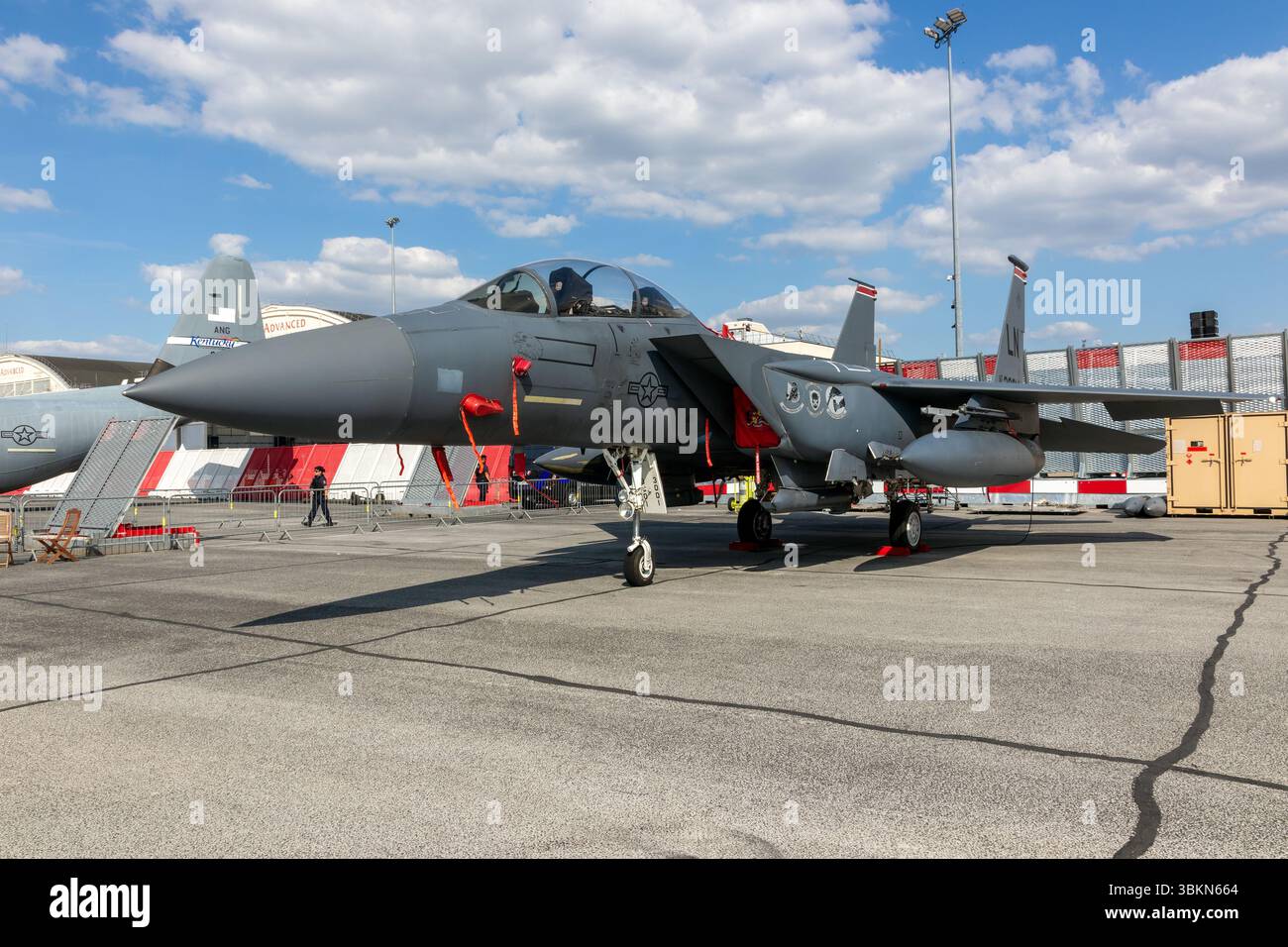 McDonnell Douglas F-15E Strike Eagle Bomberjet von der 494th Fighter Squadron (RAF Lakenheath) auf der Paris Air Show. Le Bourget, Frankreich - 17. Juni 2025 Stockfoto