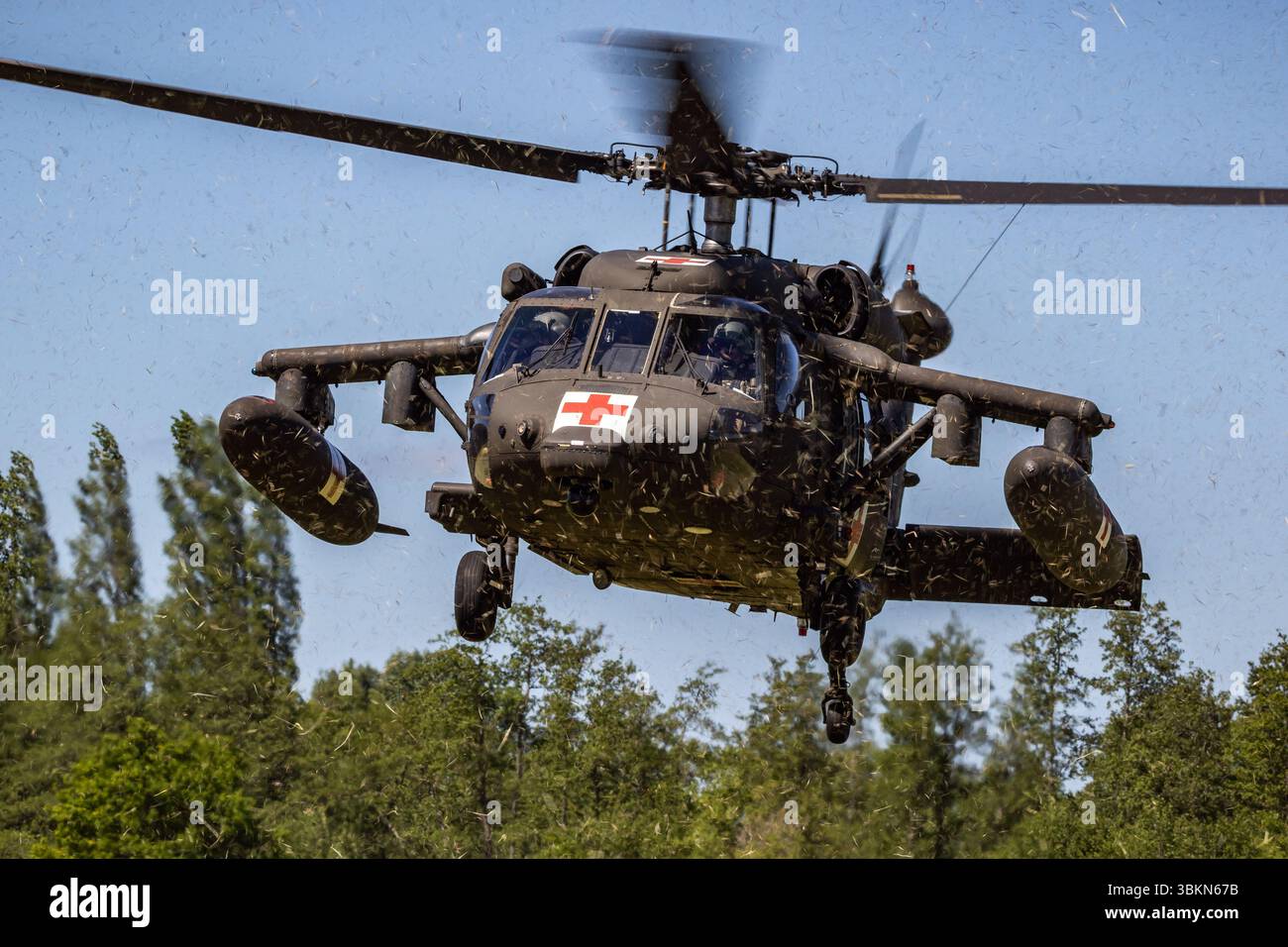 US-Armee Sikorsky HH-60M Blackhawk Medevac Hubschrauber, der während der NATO-Übung Falcon Spring auf dem Flugplatz Drachten eintrifft. Drachten, Niederlande - Mai Stockfoto