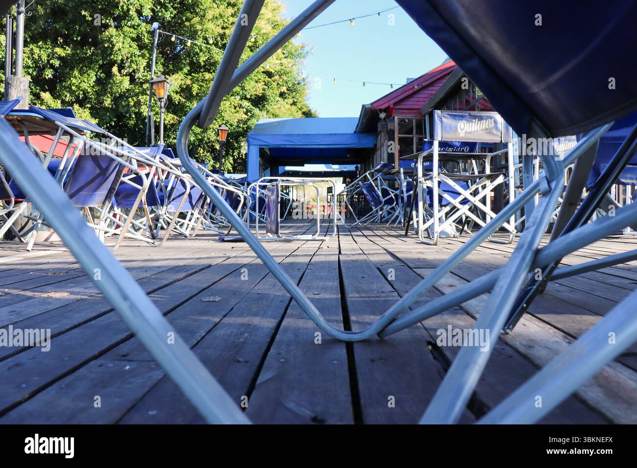 Blick im Erdgeschoss zwischen geneigtem Stuhl und Tischbeinen auf dem verlassenen Balkon oder der Terrasse von Barisidro. Von diesem Ort aus hat man einen Blick auf die Umgebung. Einstellen auf Stockfoto