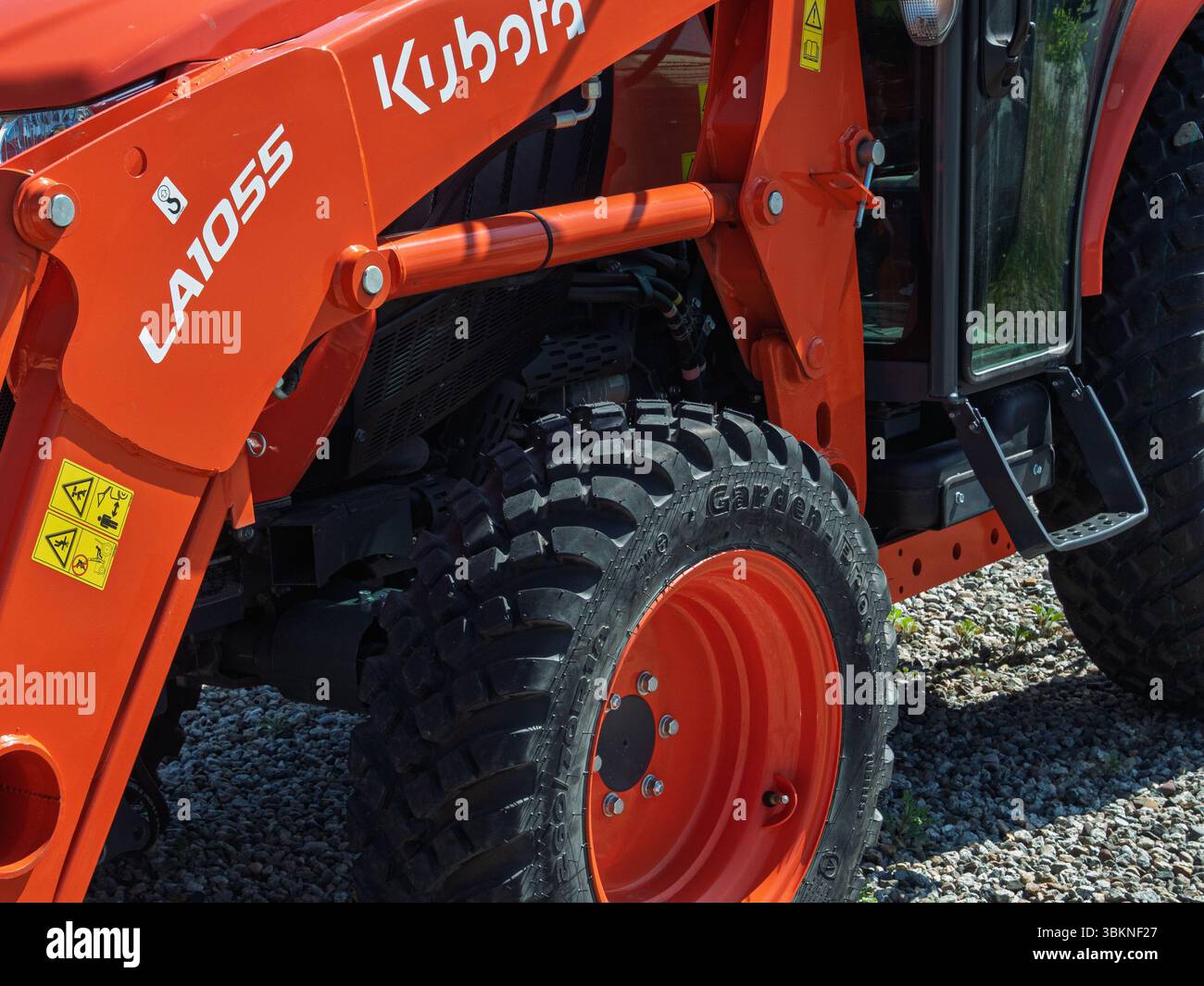 Front- und Teilseitenansicht eines Kubota LA1055-Traktors mit Karosserie und Vorderrad, Liptovsky Mikulas, Slowakei Stockfoto