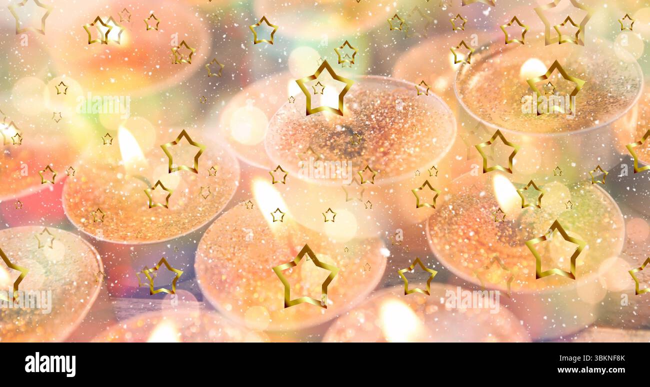 Glitzernde Teelichterkerzen aus Metall, die auf der Tischplatte leuchten, mit Glitzerwachs und Sternkonfetti Stockfoto