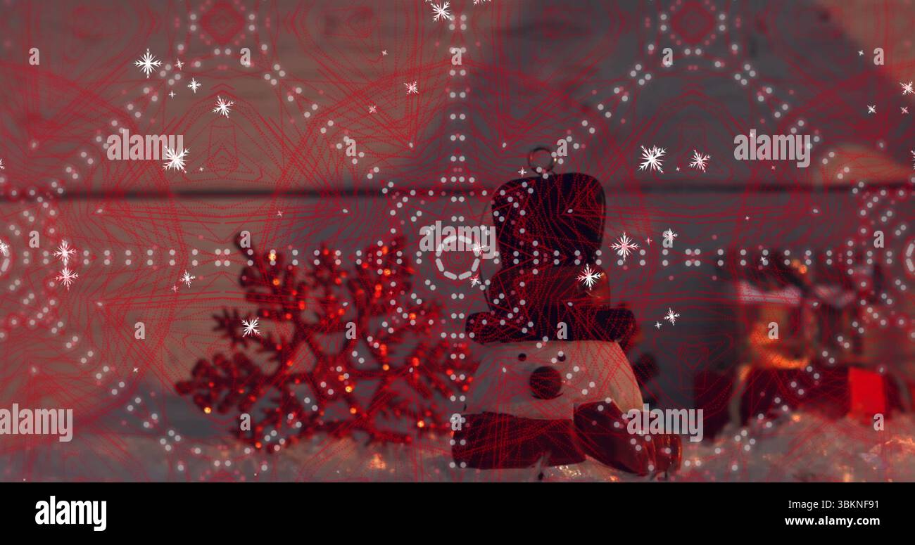 Schneemannfiguren mit schwarzem Hut, rotem Schal zu Hause, mit rotem Schneeflocken-Ornament Stockfoto