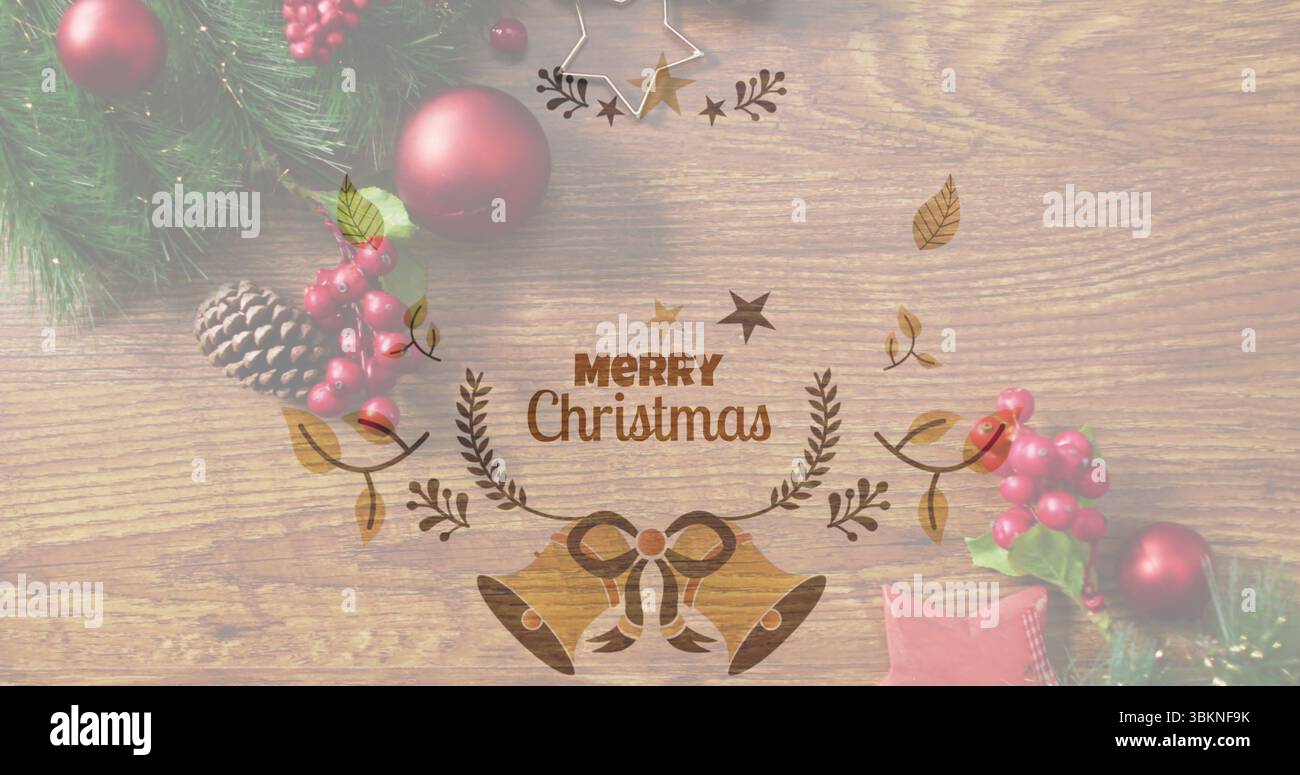 Frohe Weihnachtsgrüße auf Holztisch, mit Tannenzweigen, roten Kugeln und Tannenzapfen Stockfoto