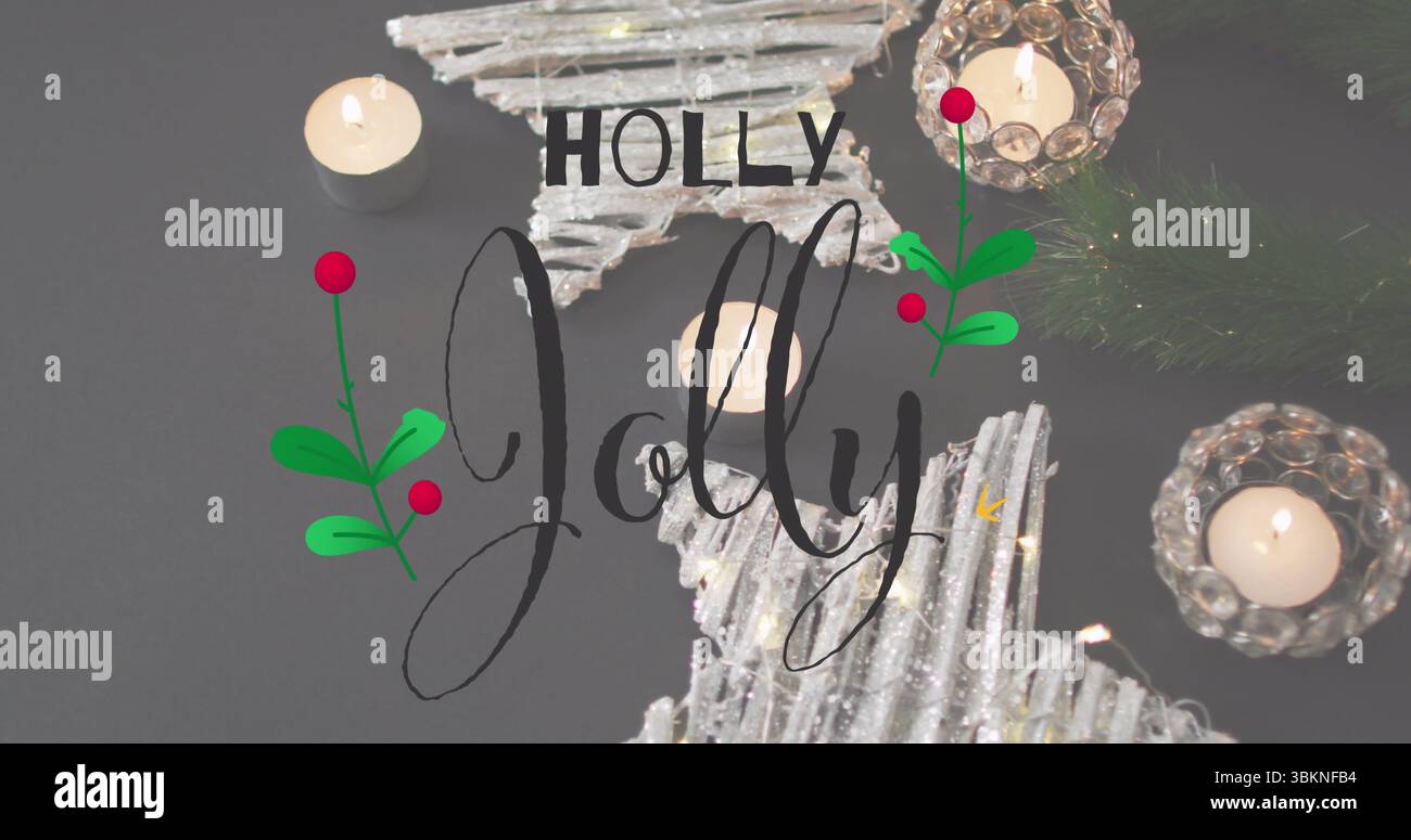 Mit glitzernden Sternornamenten, beleuchteten Teelichtern, Kiefer und stechpalme unter HOLLY Jolly auf der Tischplatte Stockfoto