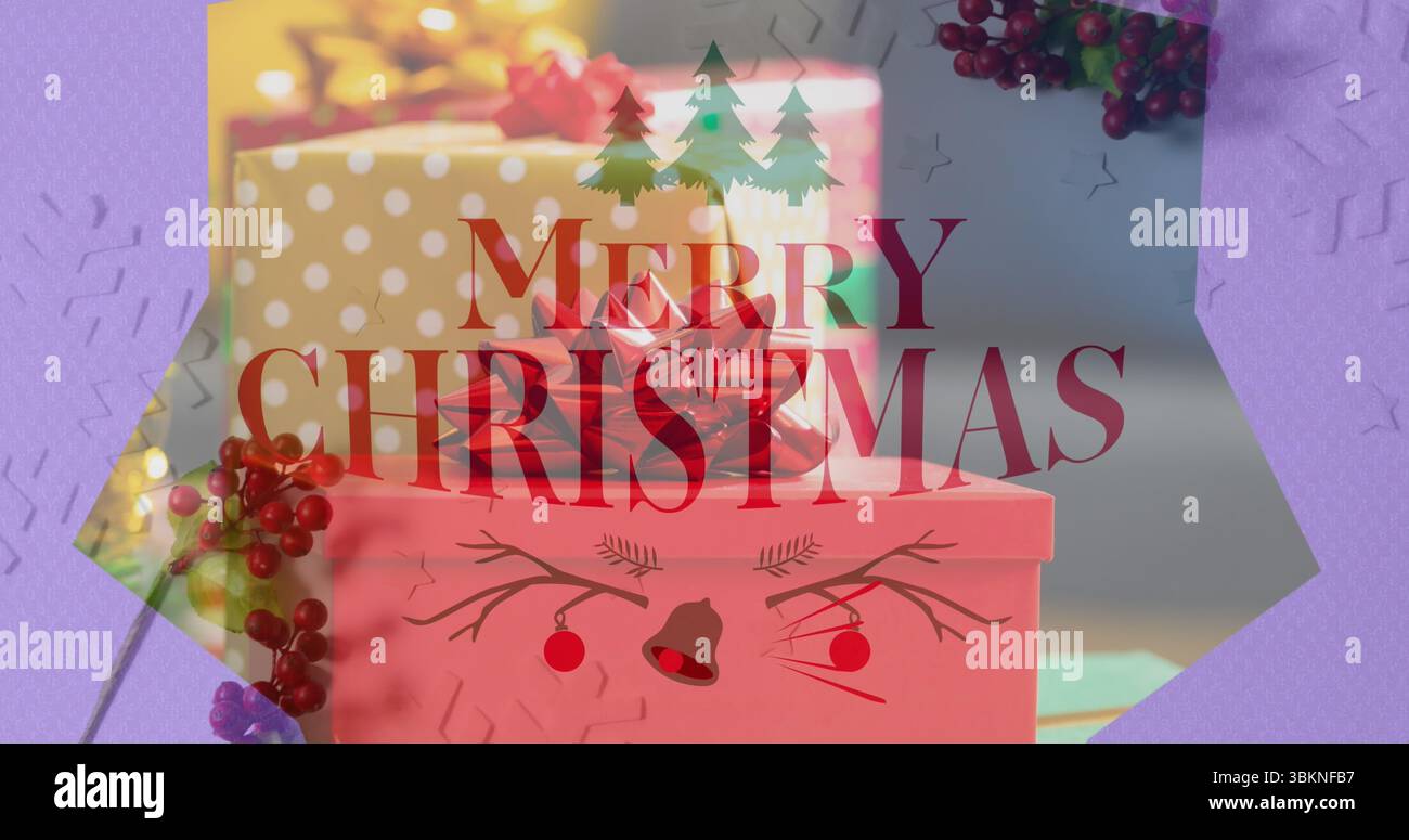 Mit rosafarbenen Geschenkboxen und Punkten auf der Tischplatte, rotem Band und Frohe Christmas-Grafik Stockfoto