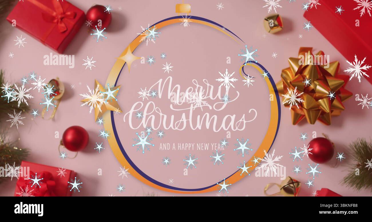 Präsentationsrahmen mit Feiertagstext auf rosa Tischplatte, mit roten Geschenkboxen, Kugeln, Goldschleife Stockfoto