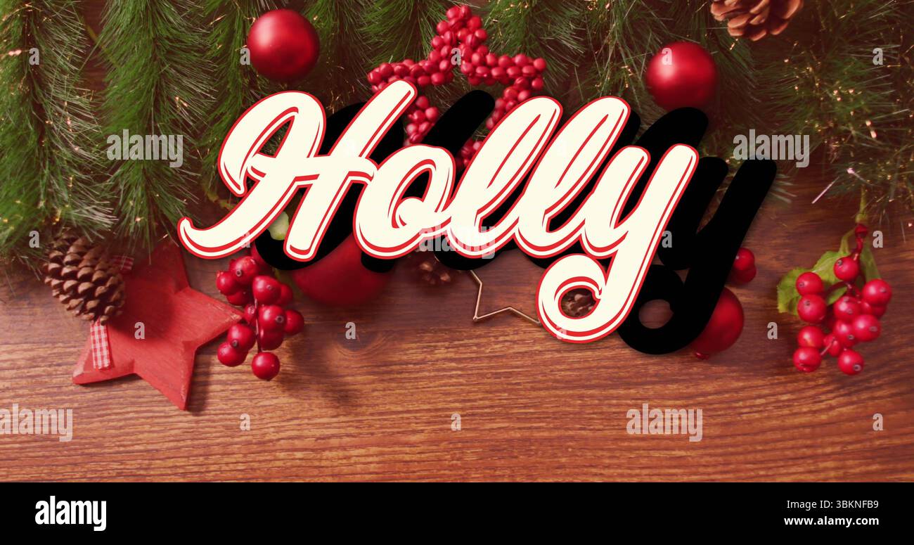 Mit dekorativem Schild „Stechpalme“ auf hölzernem Tisch, immergrünen Zweigen, roten Beeren und Kegeln Stockfoto