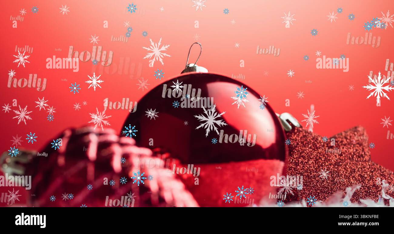 Mit Weihnachtskugel auf der Tischplatte, glitzerndem Stern, gewickeltem Band, Schneeflocke und holly-Text Stockfoto