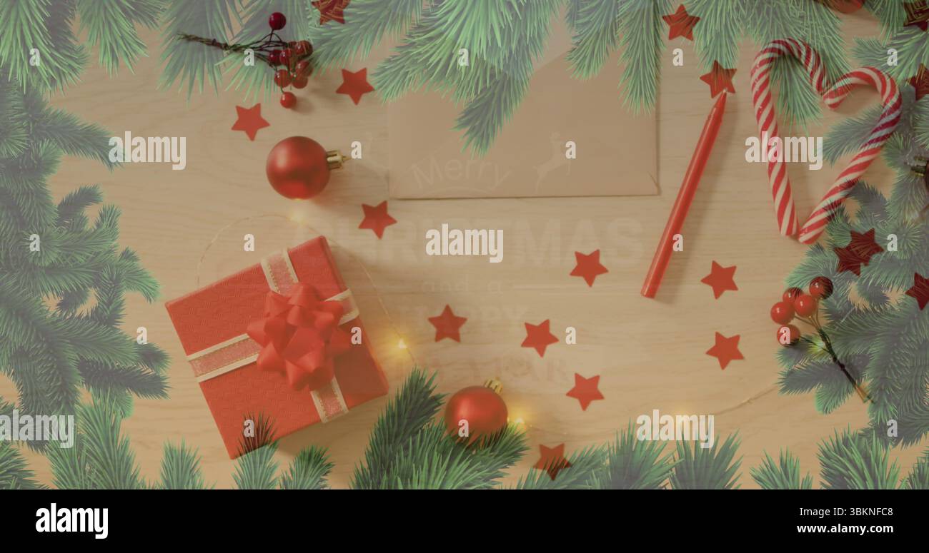 Mit flachem Lay mit Kraftpapierumschlag, roter Geschenkbox, Zuckerrohr-Herz auf Holztisch Stockfoto