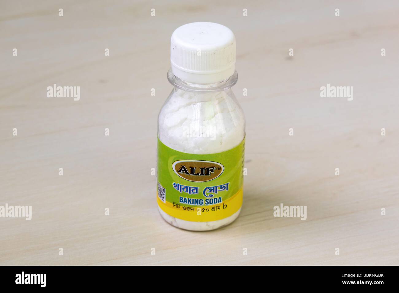Ungeöffnete Natron-Flasche. Vielseitig einsetzbar für Küche, Haushaltsreinigung und Körperpflege. Stockfoto